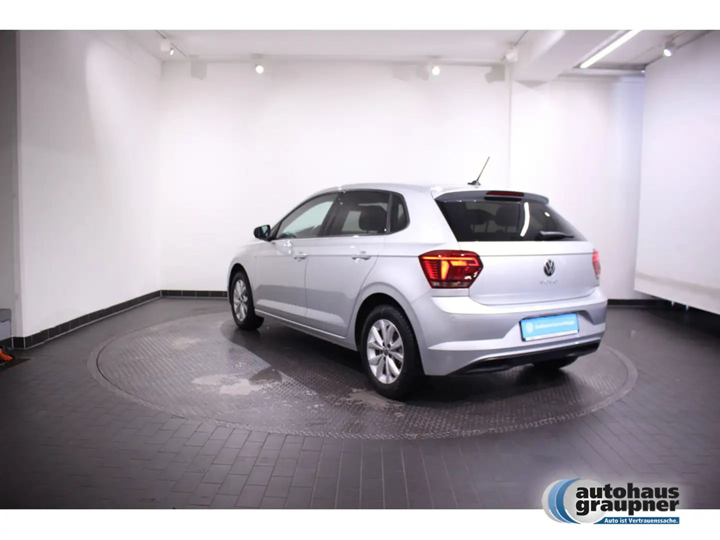 Volkswagen Polo 1.0 TSI Highline KLIMA PDC SHZ NAVI Срібний - 2