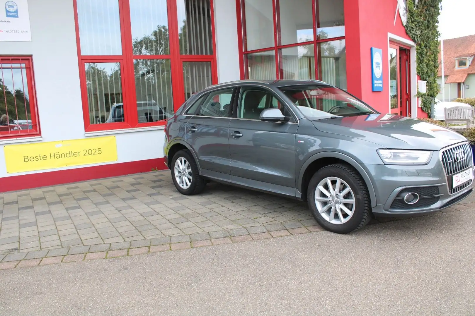 Audi Q3 2.0 TFSI quattro*2.HAND*AHK*PDC*17"S-LINE Grau - 1