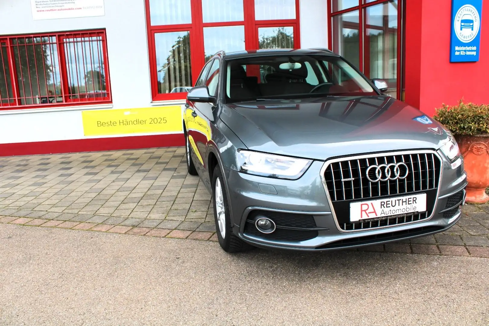 Audi Q3 2.0 TFSI quattro*2.HAND*AHK*PDC*17"S-LINE Grau - 2