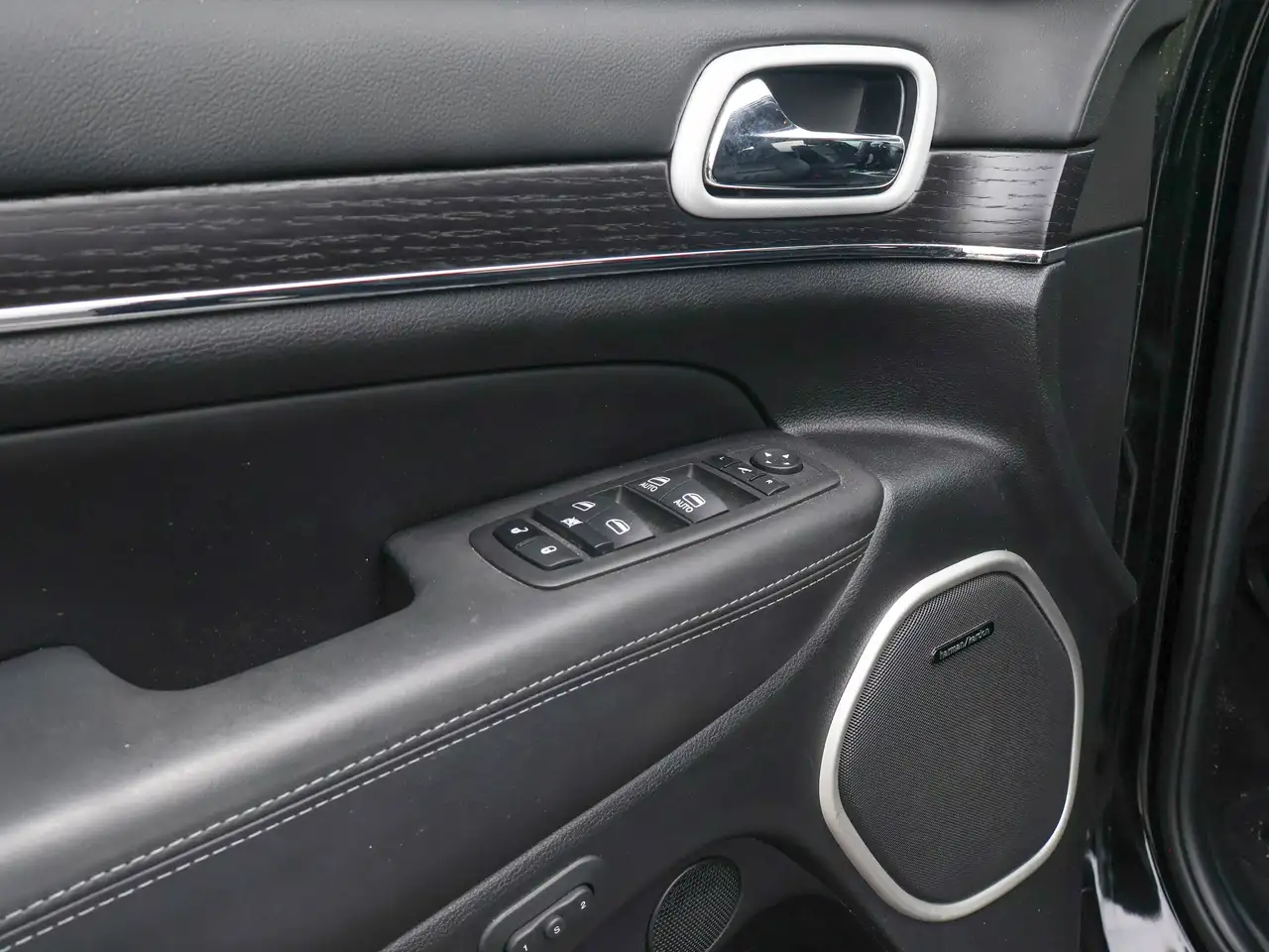Jeep Grand Cherokee снимка Jeep Grand Cherokee