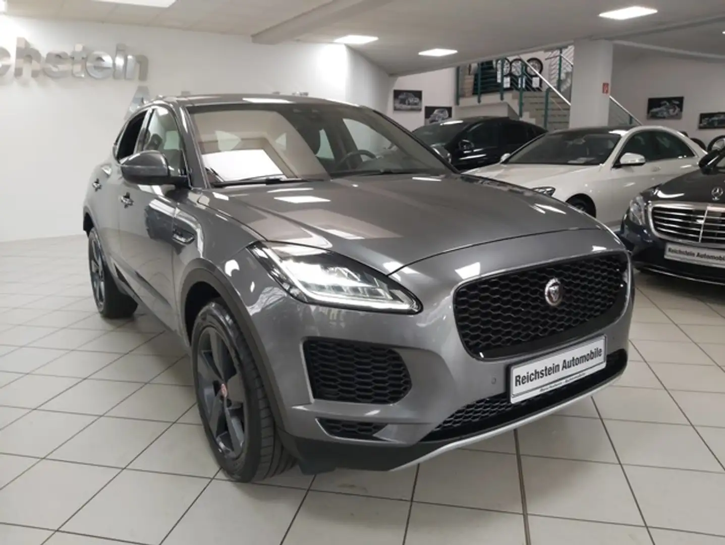 Jaguar E-Pace AWD S PANO LEDER TOTW NETTO 23.200 Grau - 2