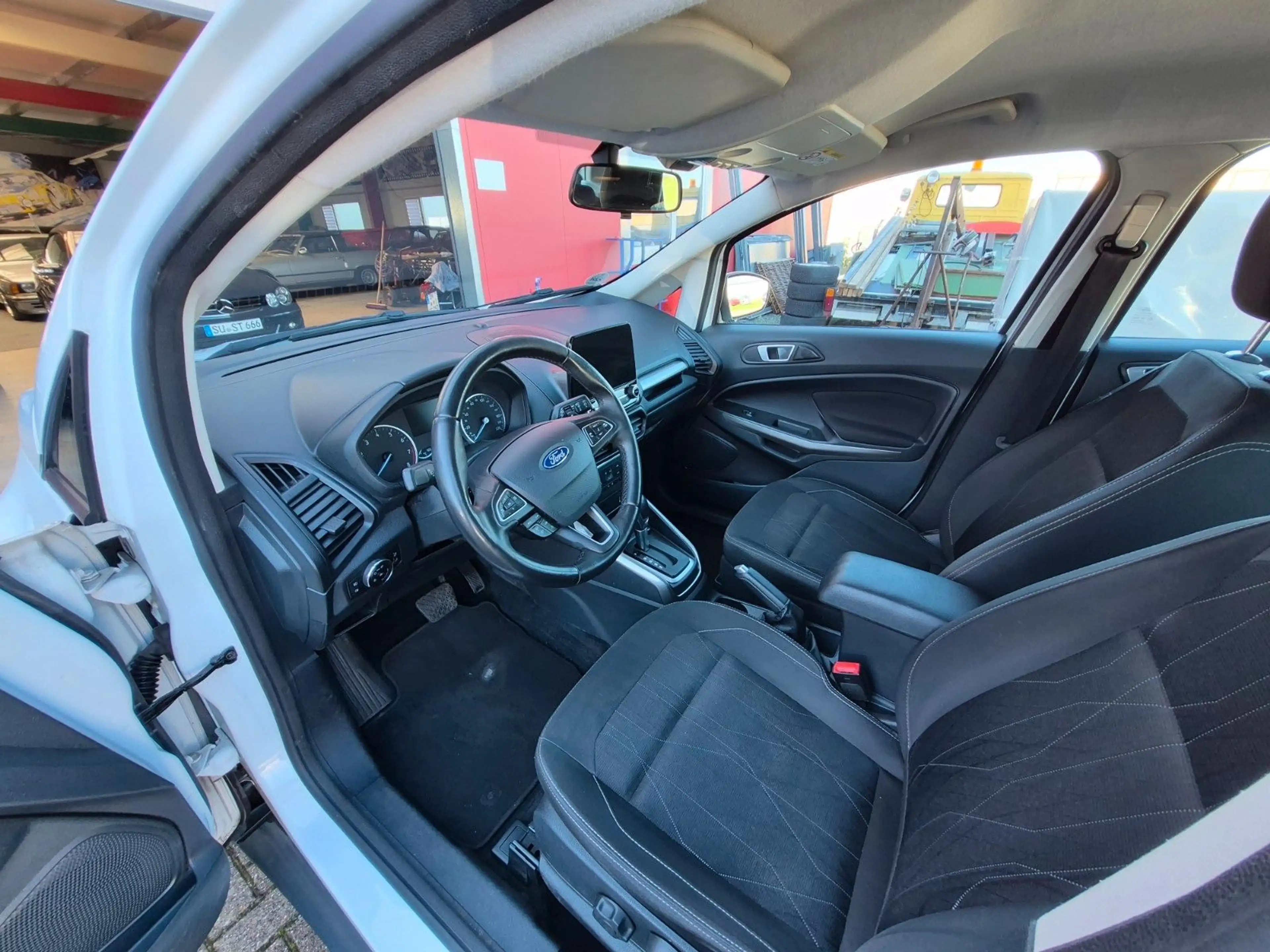 Ford EcoSport Cool & Connect — photo 9