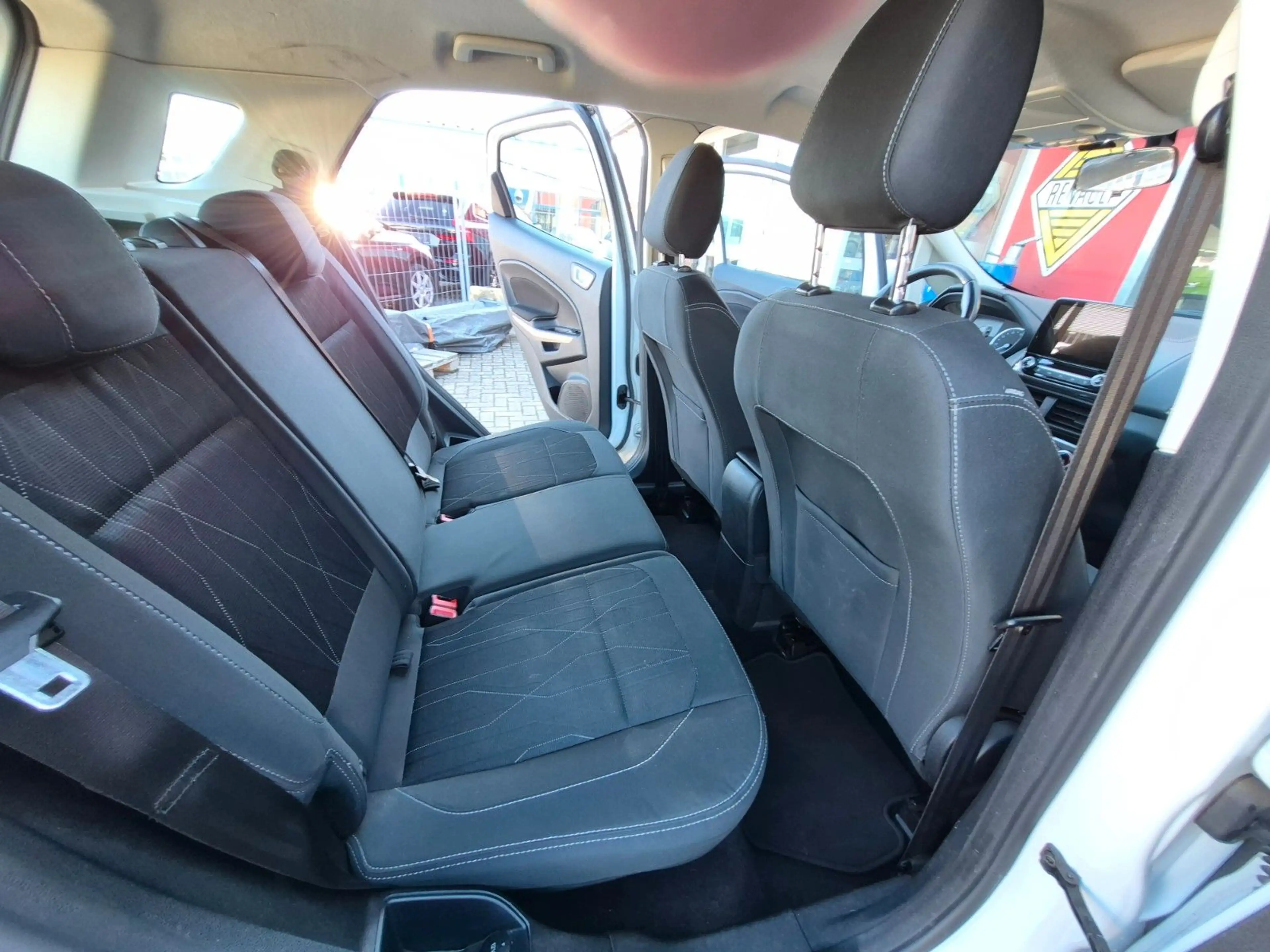 Ford EcoSport Cool & Connect — photo 14