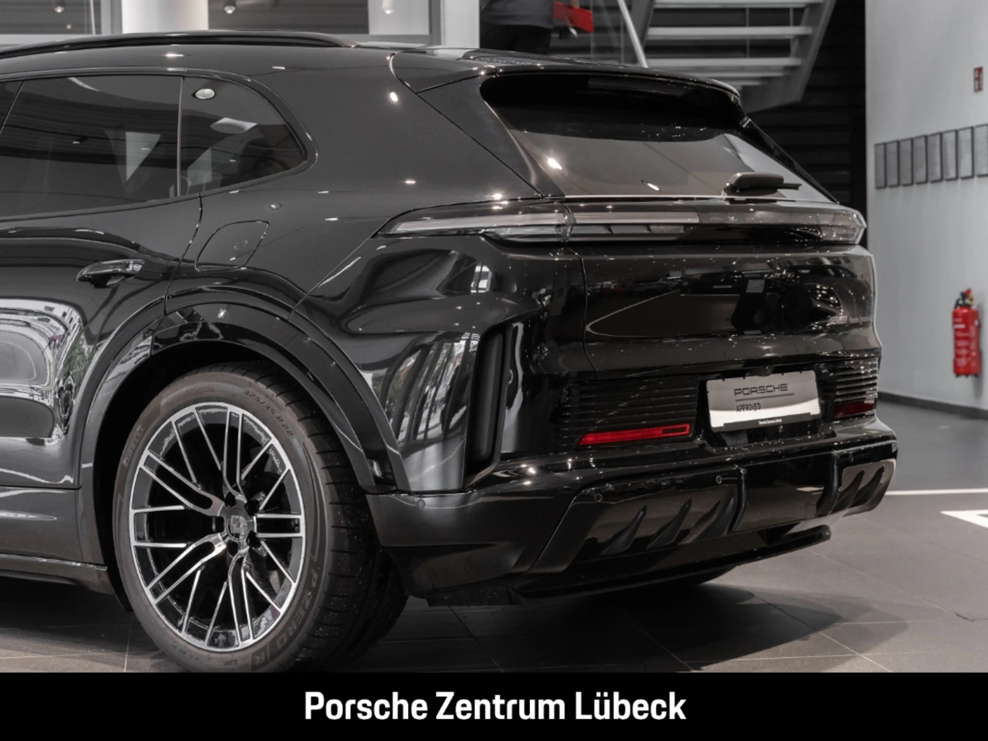 Porsche Cayenne Turbo Electric Burmester HA-Lenkung — photo 10