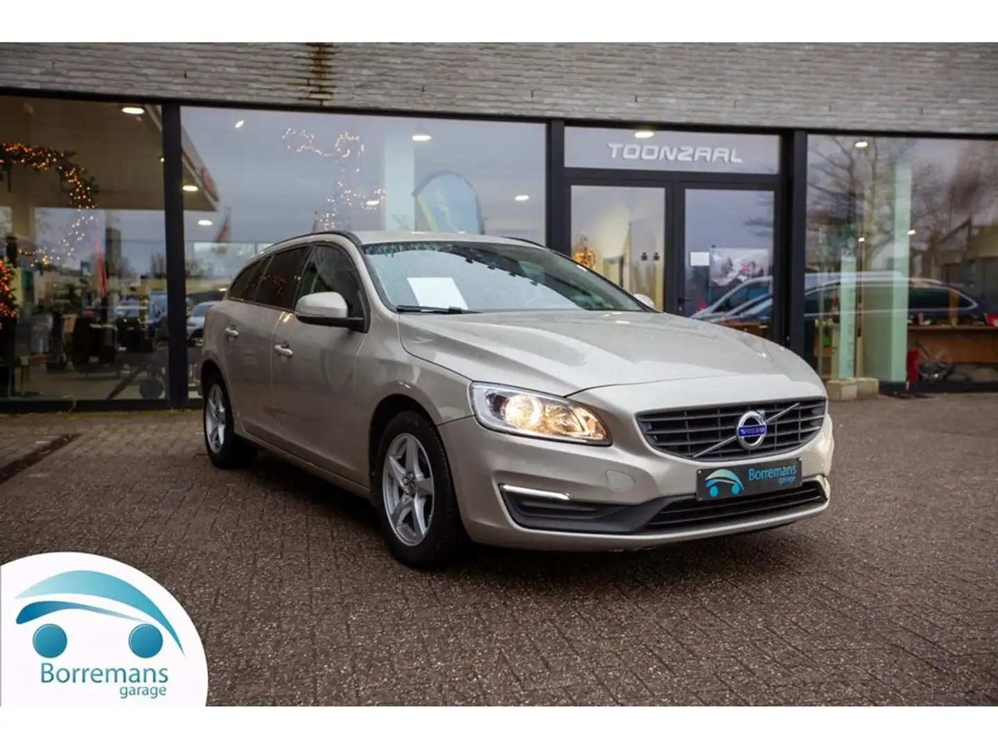 Volvo V60 2.0 T3 Kinetic Professional Beżowy - 1