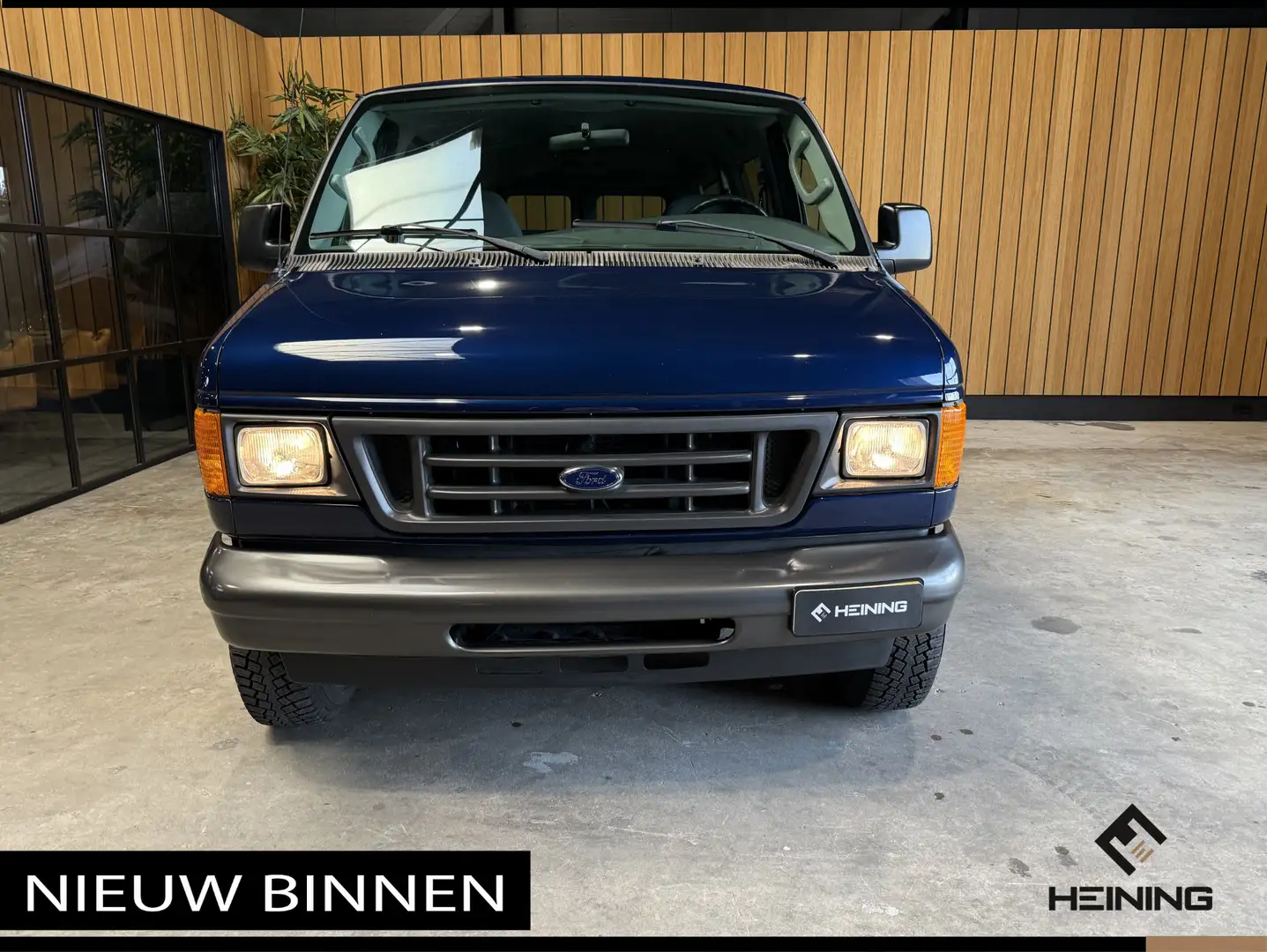 Ford E-150 XL. 4.6 V8 Automaat. 8-persoons. Youngtimer. Синій - 2