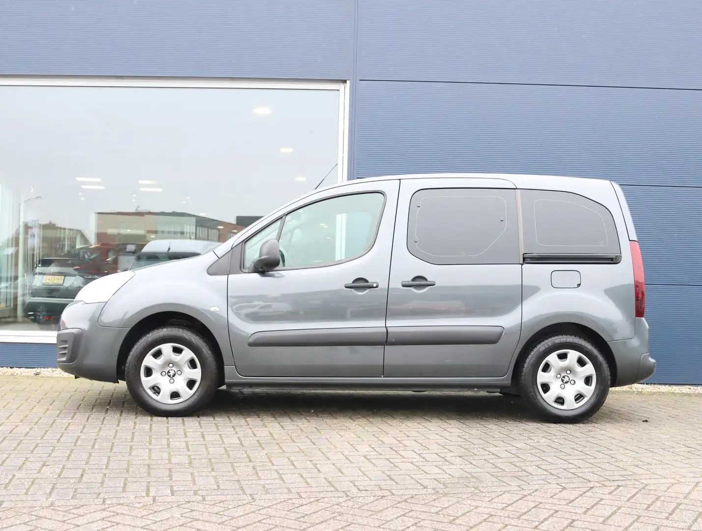 Peugeot Partner Tepee 1.2 PureTech Allure | Navigatie d.m.v. Apple Grau - 2