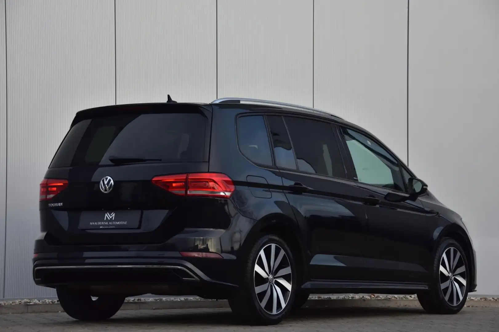 Volkswagen Touran 1.5 TSI Automaat R-Line Led, Keyless, Navi, Camera Zwart - 2