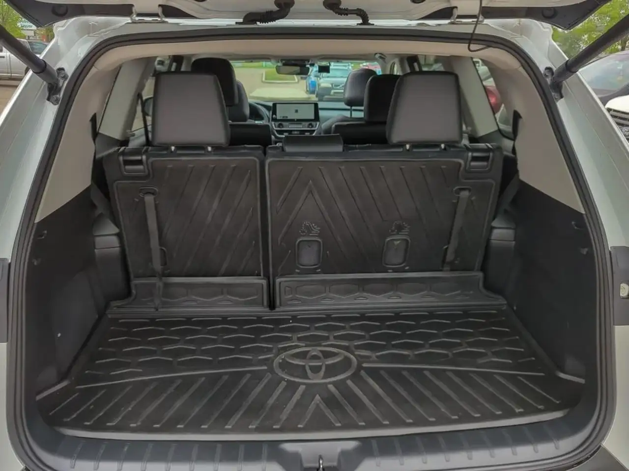 Toyota Grand Highlander снимка Toyota Grand Highlander