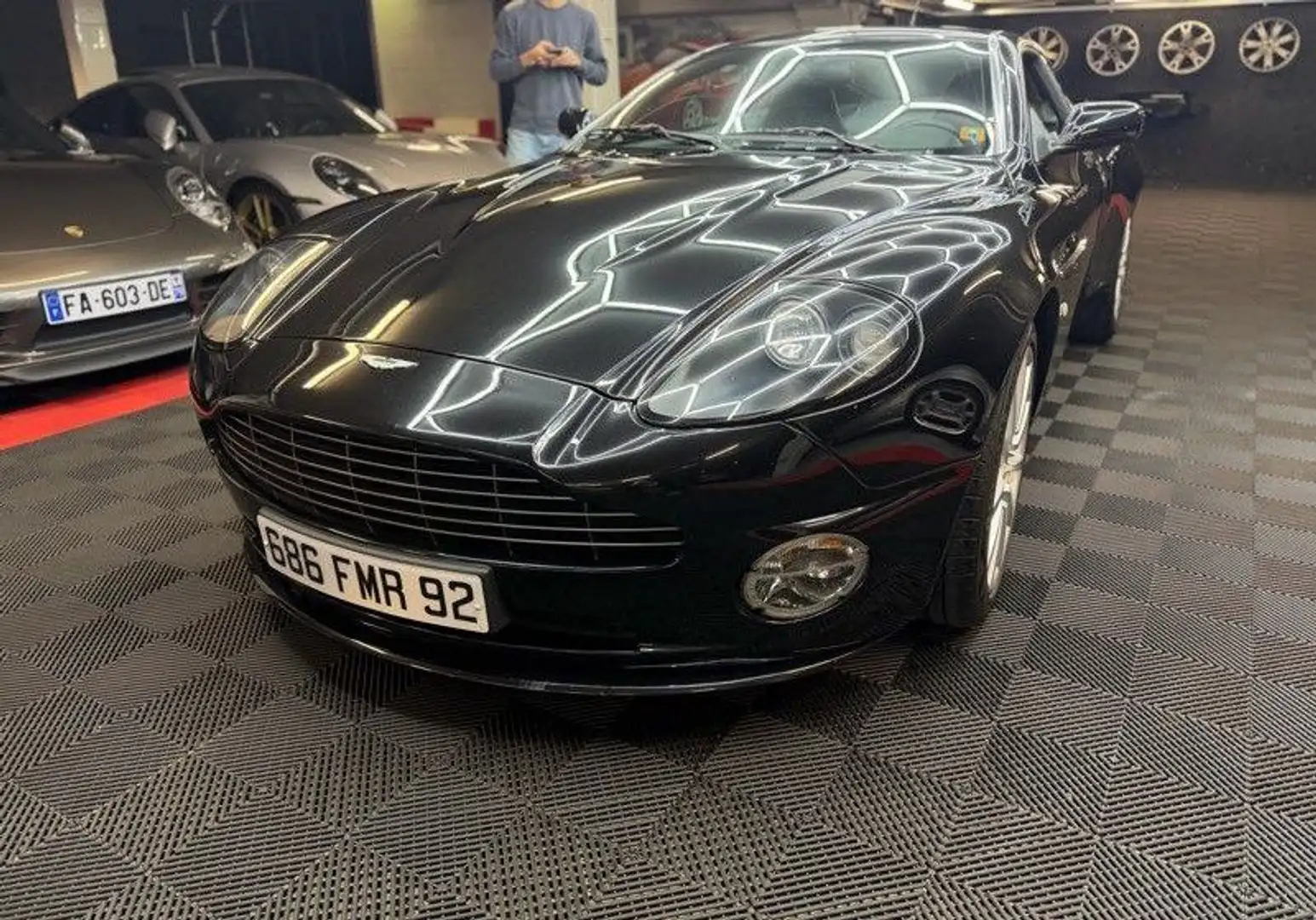 Aston Martin Vanquish s V12 Schwarz - 2