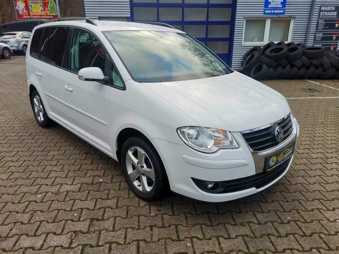 Volkswagen Touran 1.6 Trendline Navi Klima Preis inkl Neu Tüv Weiß - 1
