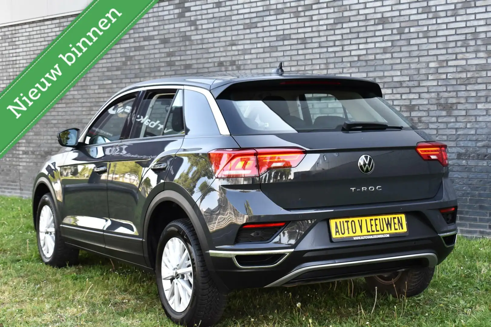 Volkswagen T-Roc 1.5 TSI AUTOMAAT/NAVI & CARPLAY/LED/ACC/CLIMA/ETC. Grijs - 2