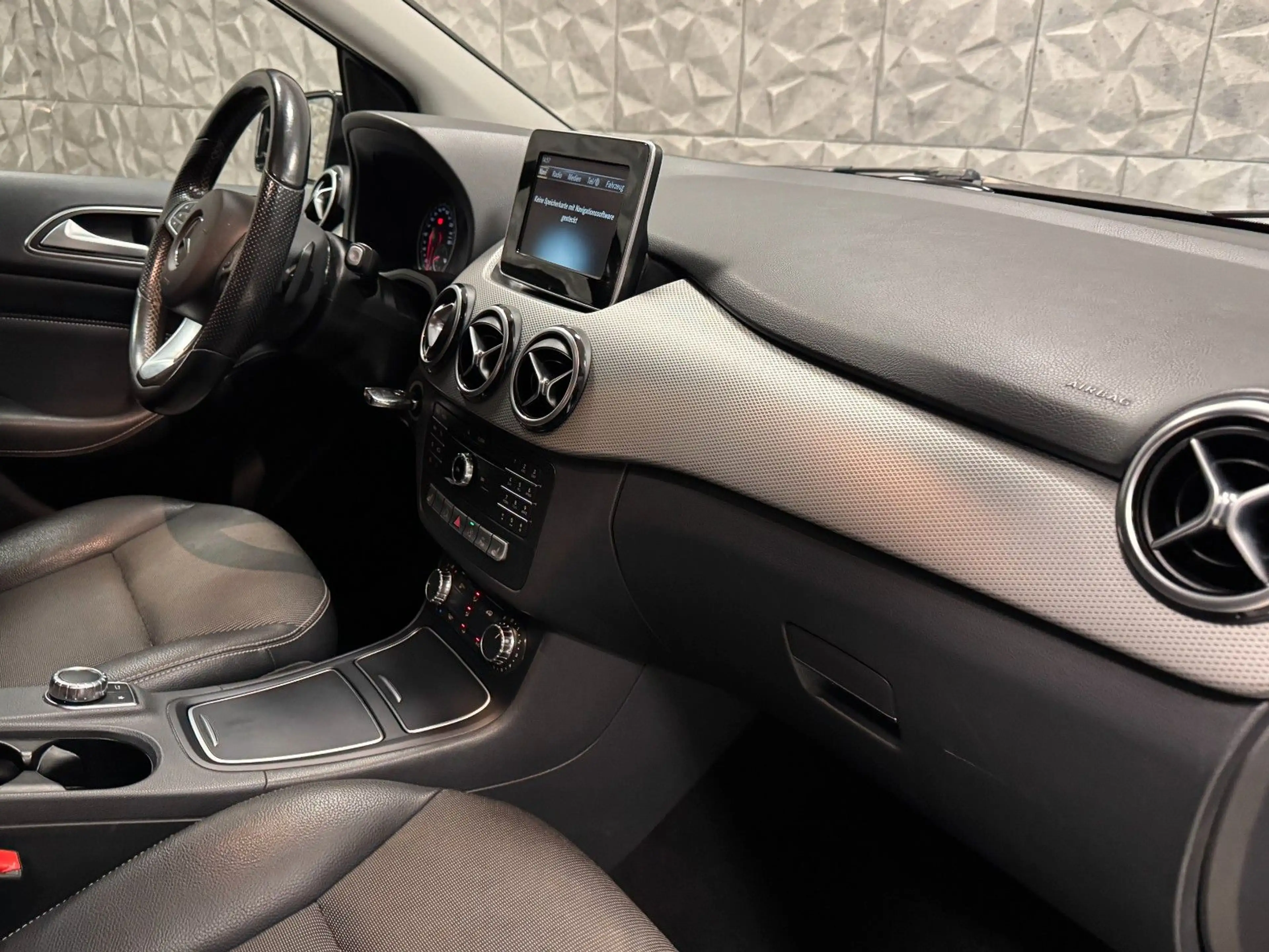 Mercedes-Benz B 200 CDI d 4Matic AMG-Line — photo 14