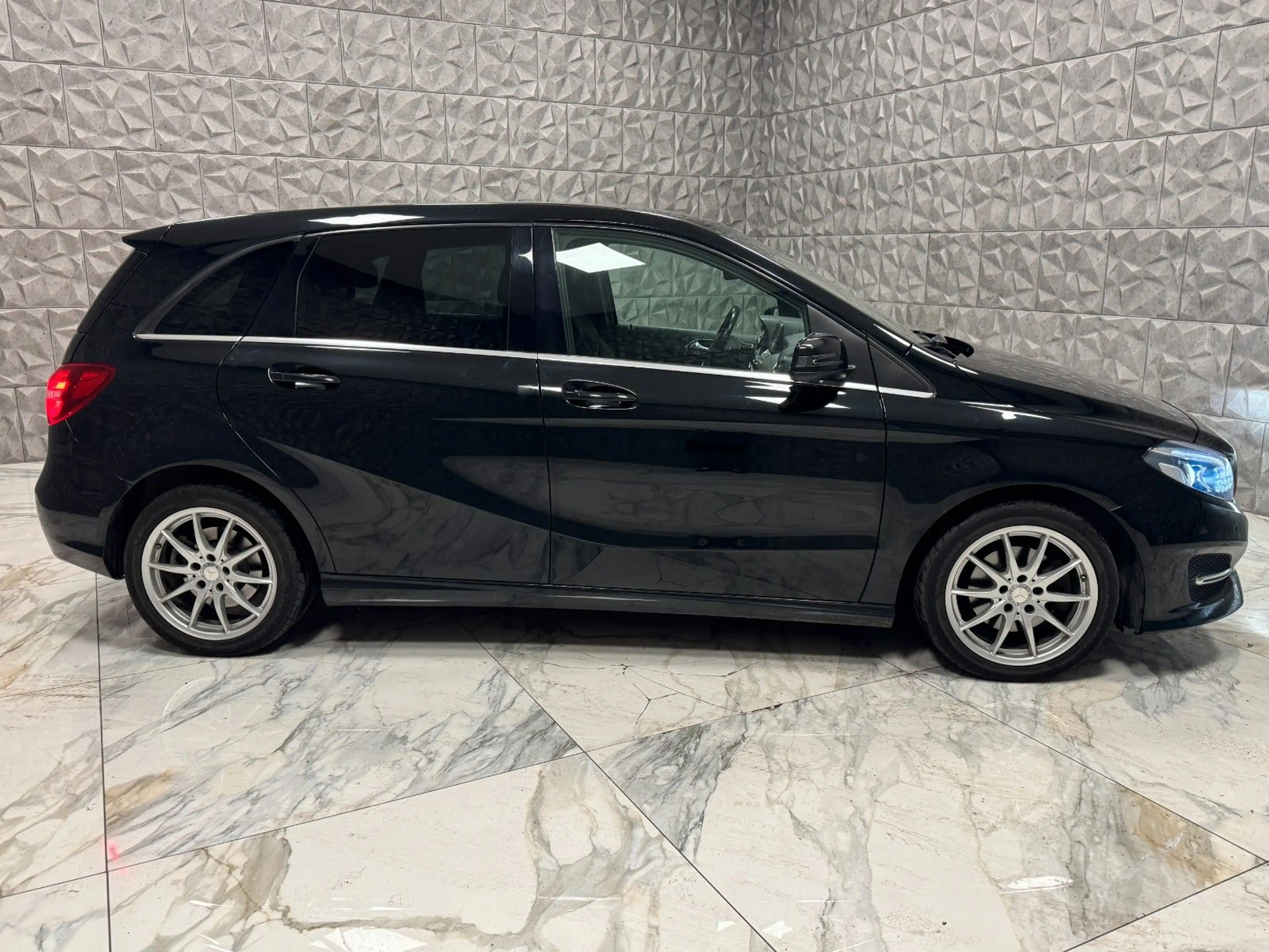 Mercedes-Benz B 200 CDI d 4Matic AMG-Line — photo 4