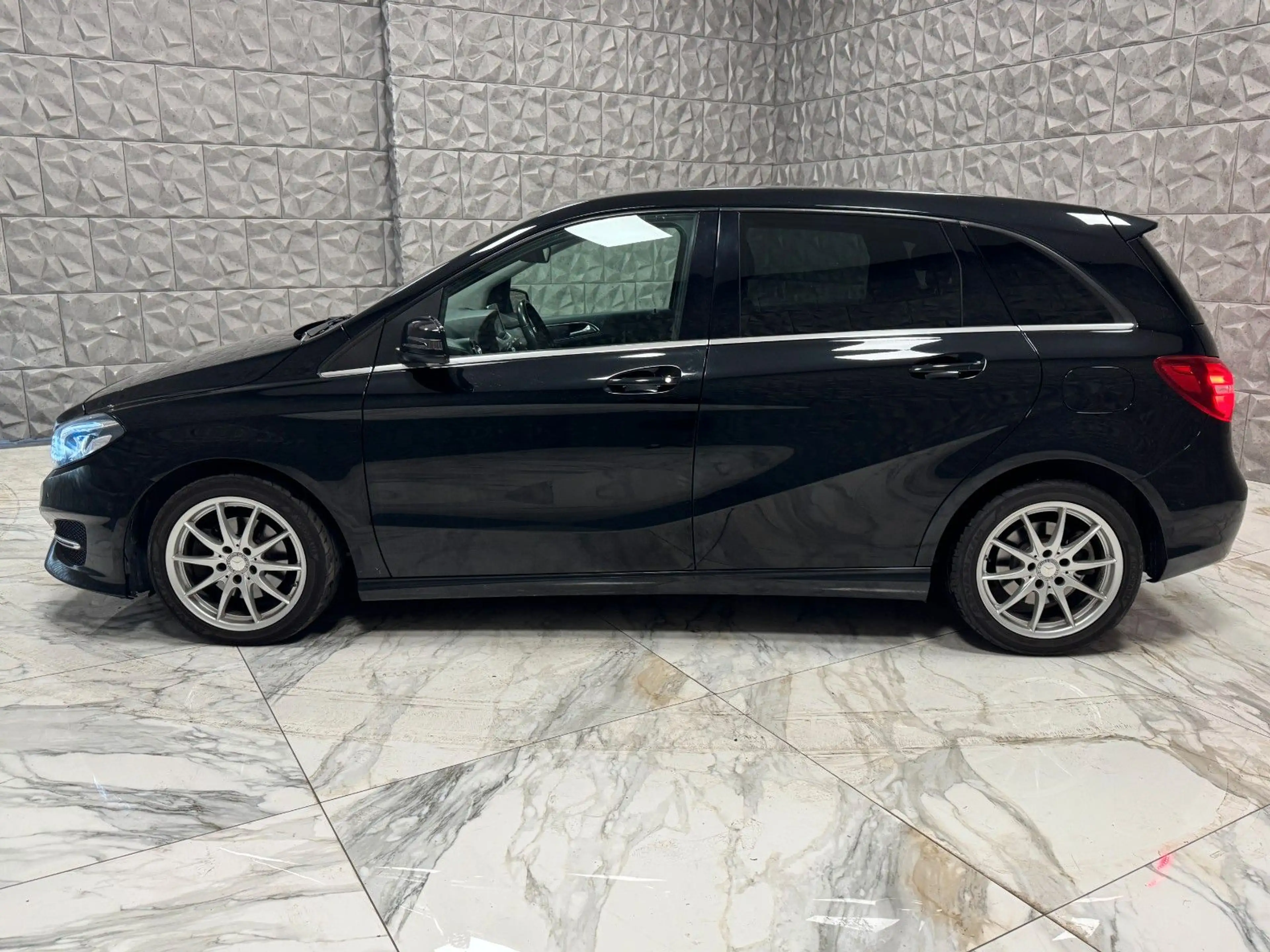 Mercedes-Benz B 200 CDI d 4Matic AMG-Line — photo 5