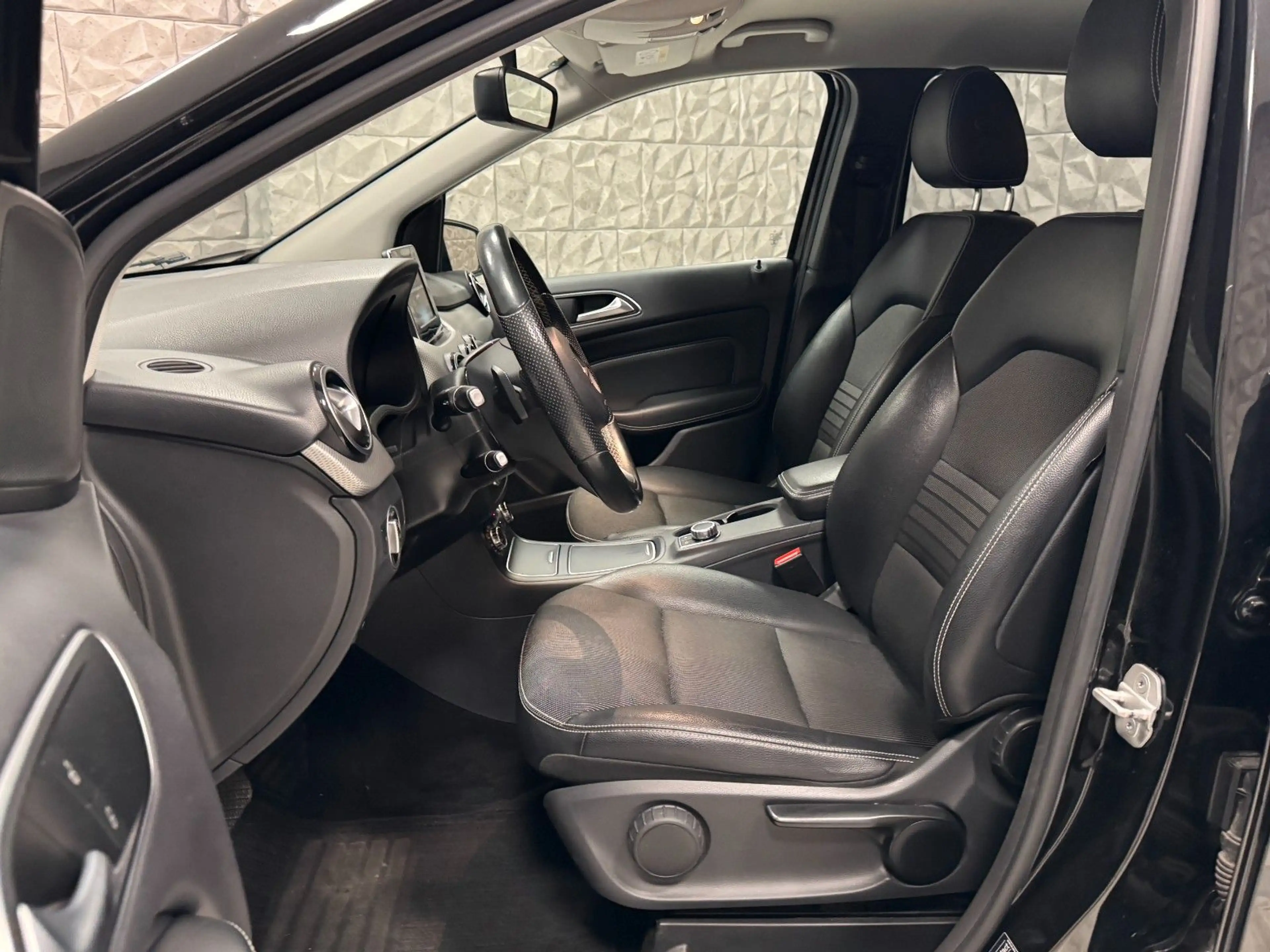 Mercedes-Benz B 200 CDI d 4Matic AMG-Line — photo 12