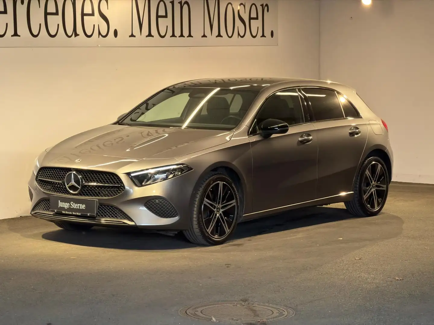 Mercedes-Benz A 220 4MATIC Kompaktlimousine Grau - 2