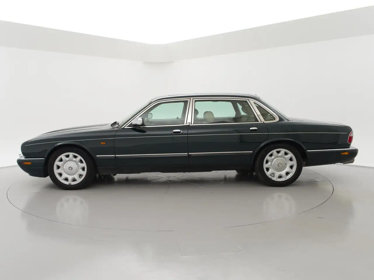 Daimler Super V8 4.0 364 PK SUPERCHARGED AUT. *ORIG. NL* + SCHUIFDA, foto 4