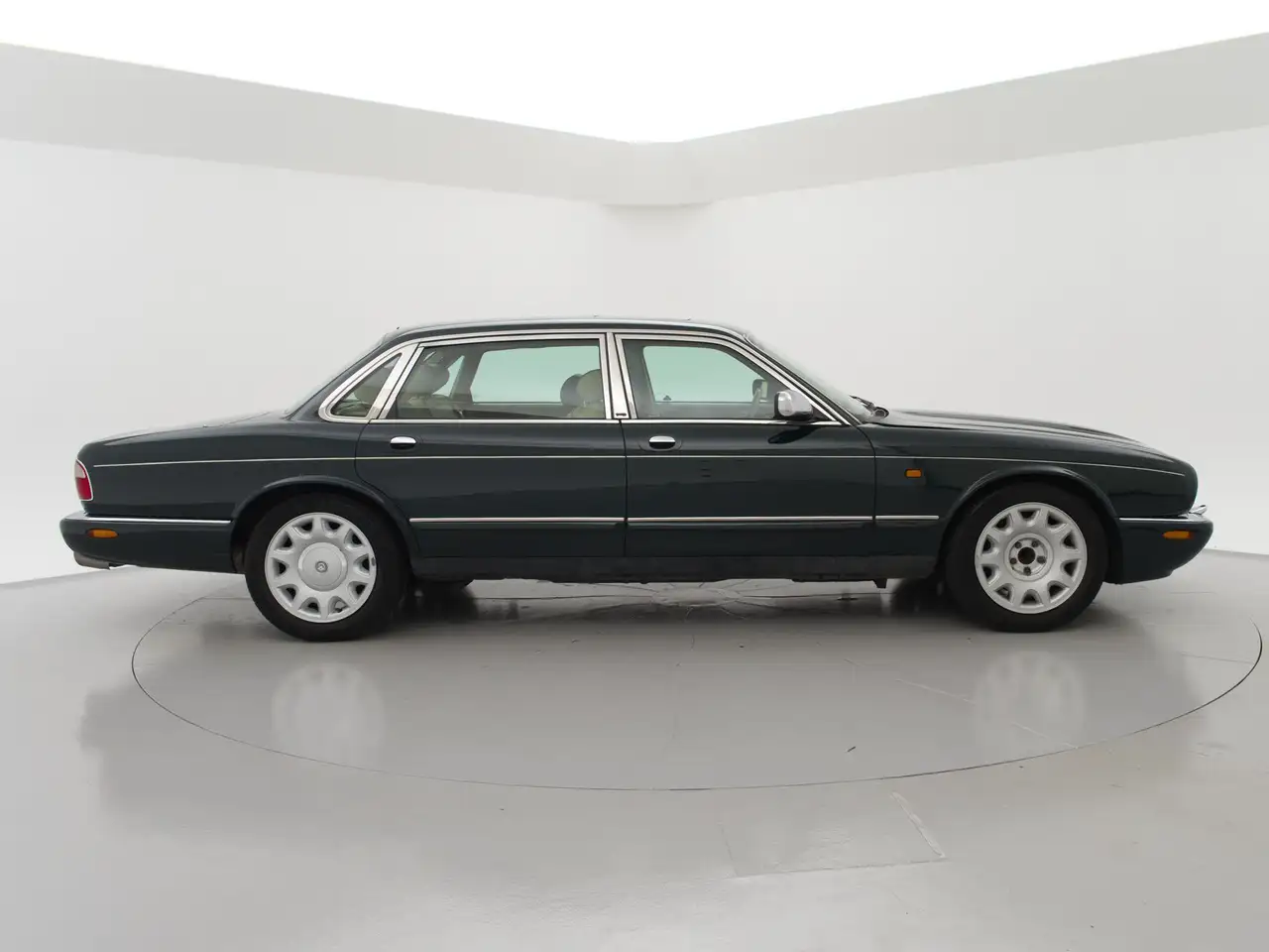 Daimler Super V8 4.0 364 PK SUPERCHARGED AUT. *ORIG. NL* + SCHUIFDA, foto 10