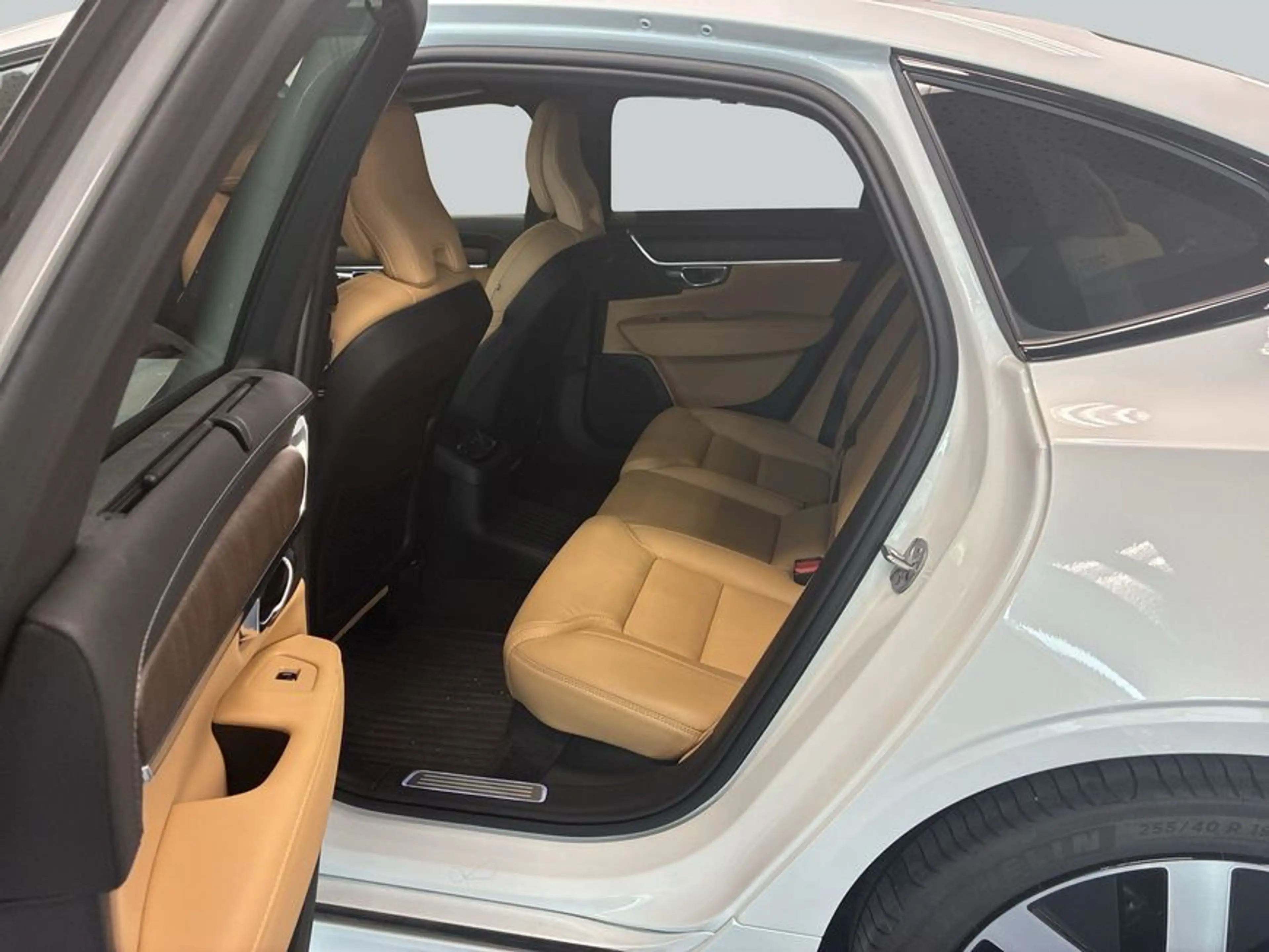 Volvo S90 T8 Recharge AWD Ultimate Dark — photo 11