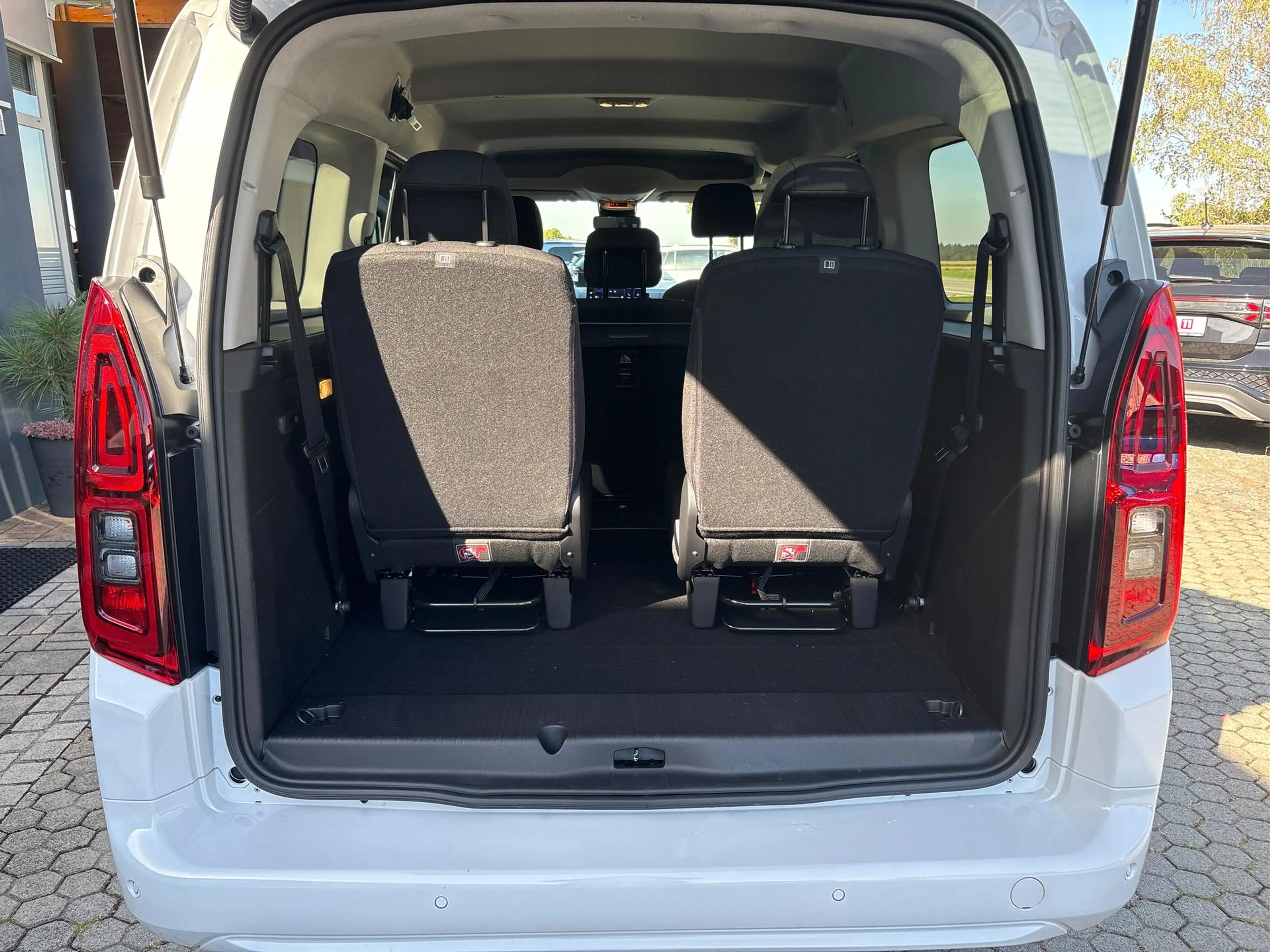 Toyota Proace City Verso L2  Teamplayer 1.2 7-SITZER+TEMPOMAT+KAMERA+WINTERPAKET+PDC+ALU+LED+15-JAHRE GARANTIE — photo 13