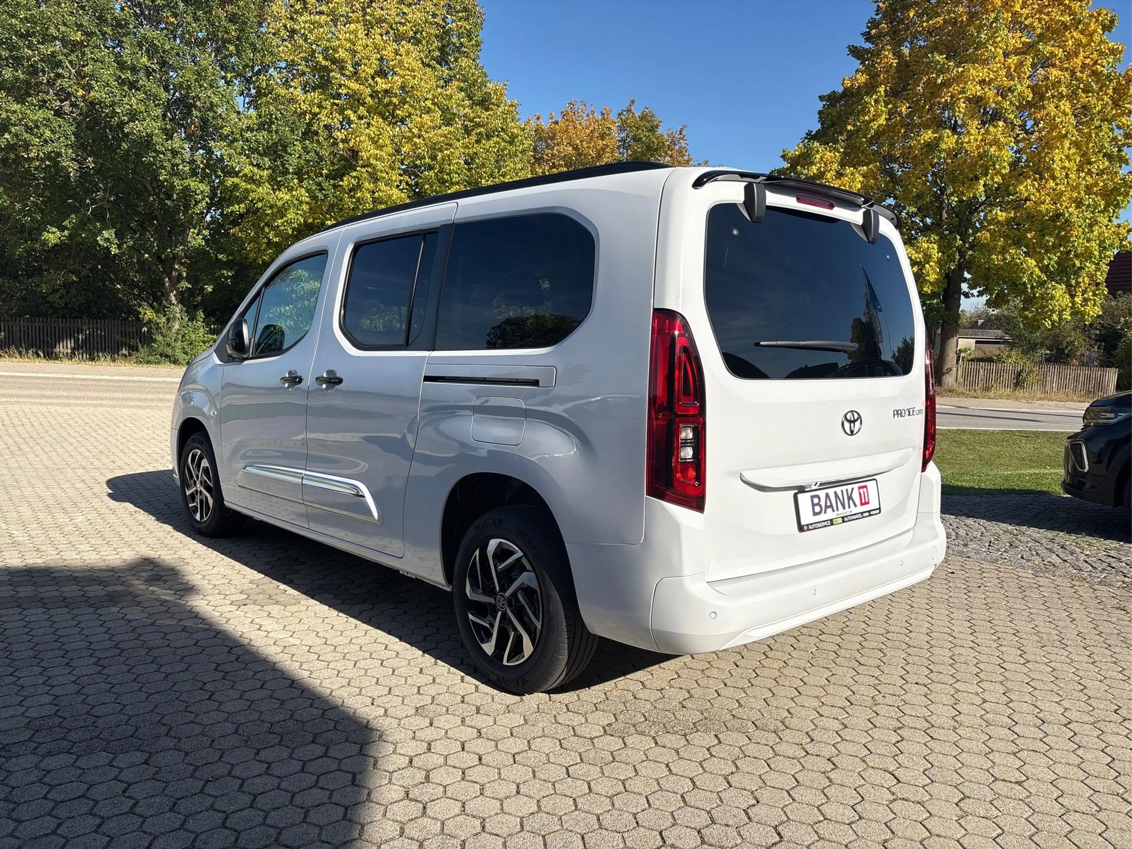 Toyota Proace City Verso L2  Teamplayer 1.2 7-SITZER+TEMPOMAT+KAMERA+WINTERPAKET+PDC+ALU+LED+15-JAHRE GARANTIE — photo 3