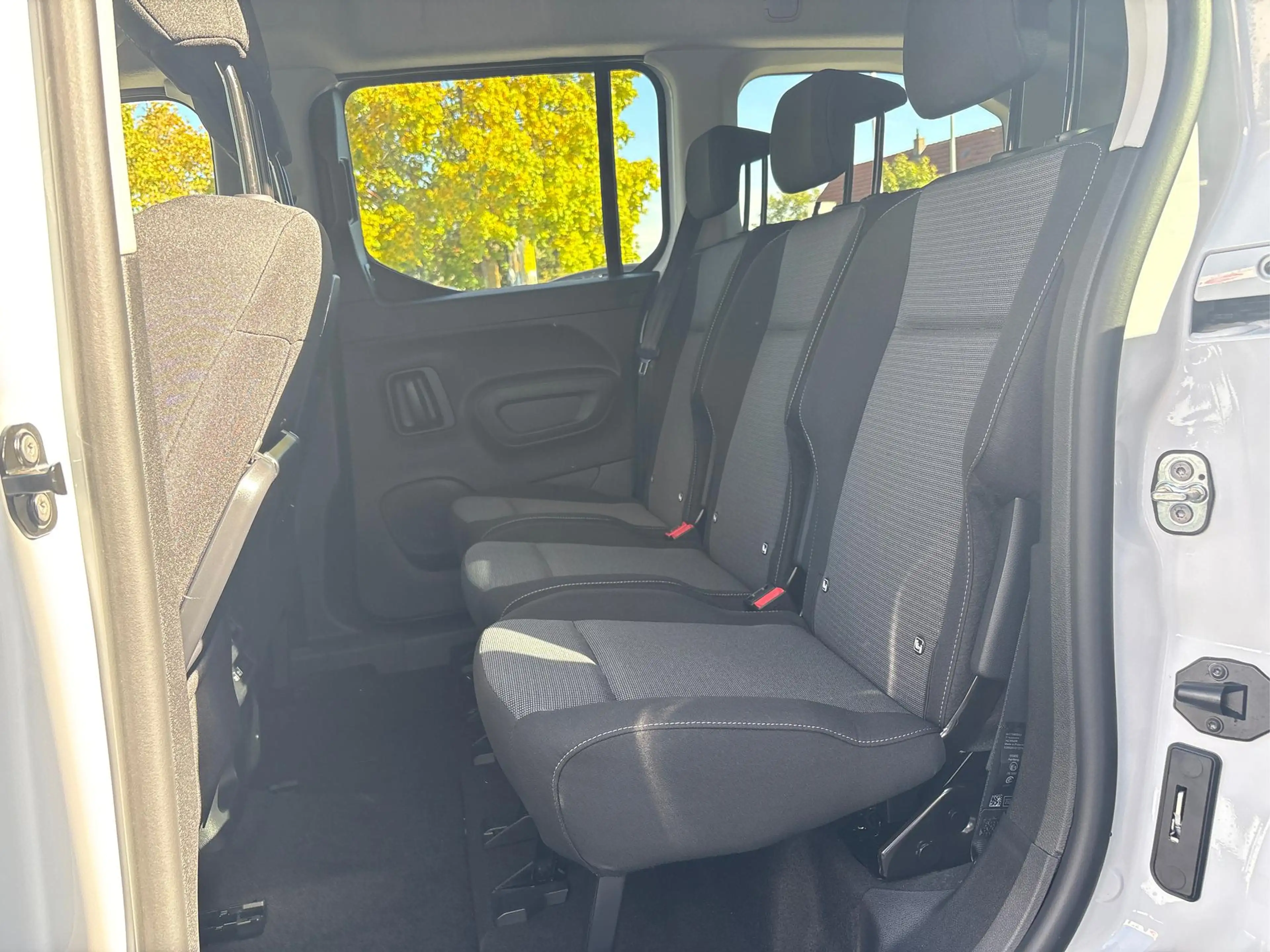 Toyota Proace City Verso L2  Teamplayer 1.2 7-SITZER+TEMPOMAT+KAMERA+WINTERPAKET+PDC+ALU+LED+15-JAHRE GARANTIE — photo 11