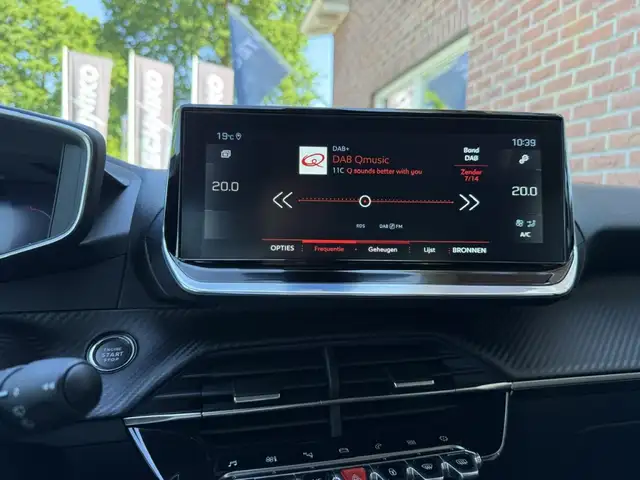 Peugeot 2008 view 17