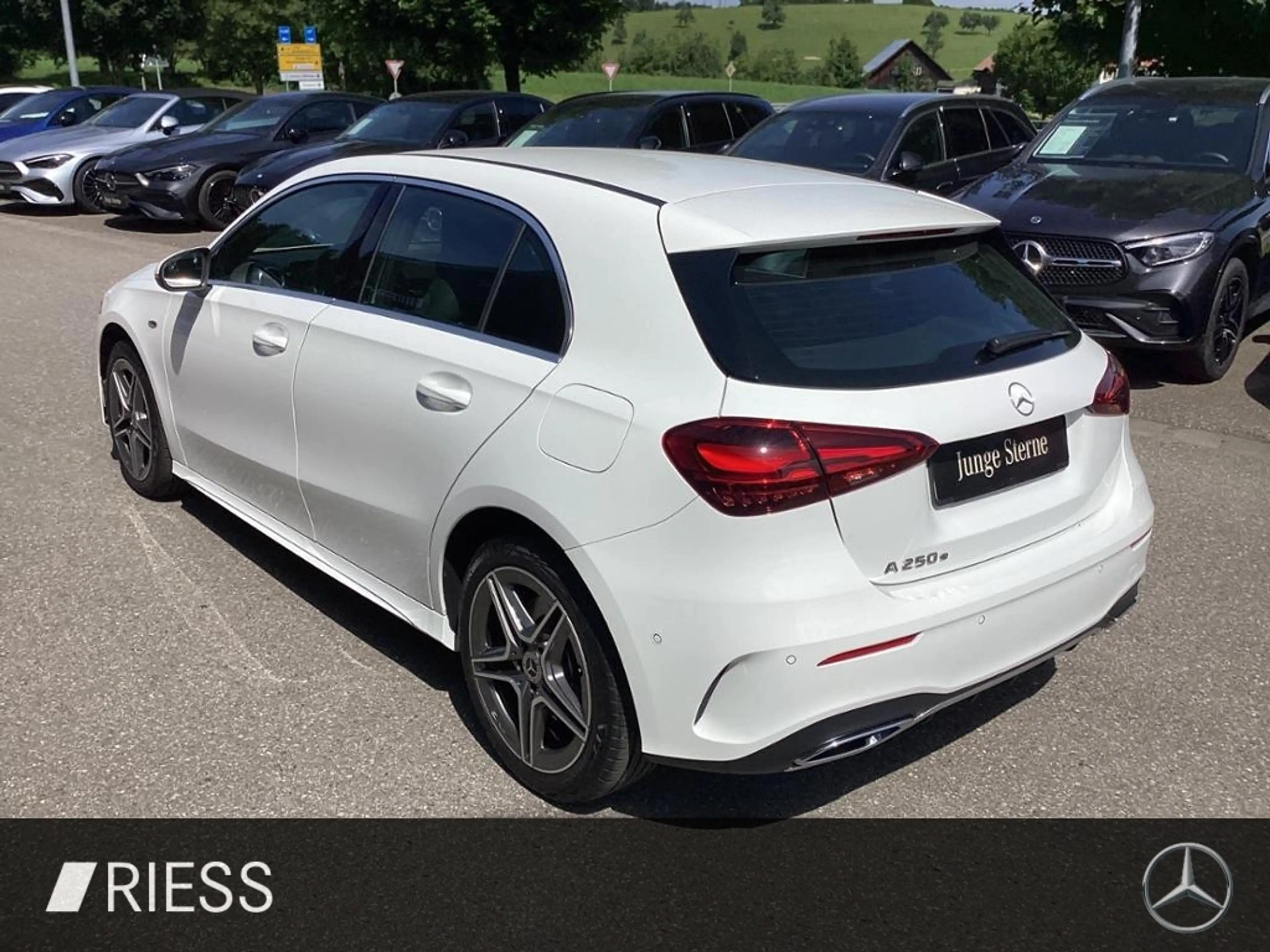 Mercedes-Benz A 250 e AMG Multib. Burm. LED Navi PDC Kamera — photo 14