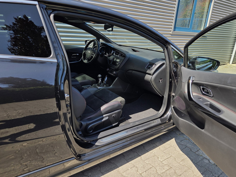 Kia ProCeed / pro_cee'd 1.6 GT 204Pk 05-2015 Black Pearl Metallic — photo 12