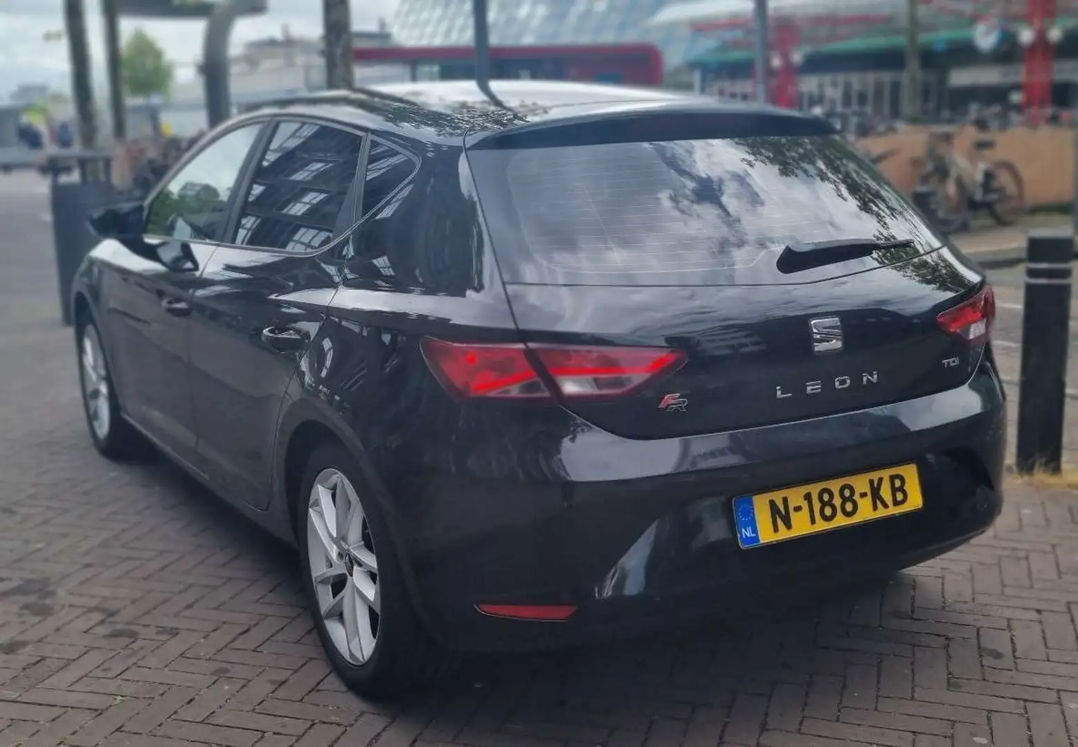 SEAT Leon 1.6 Tdi - Nwe Apk - Nwe Riem - Grote beurt gehad Zwart - 1
