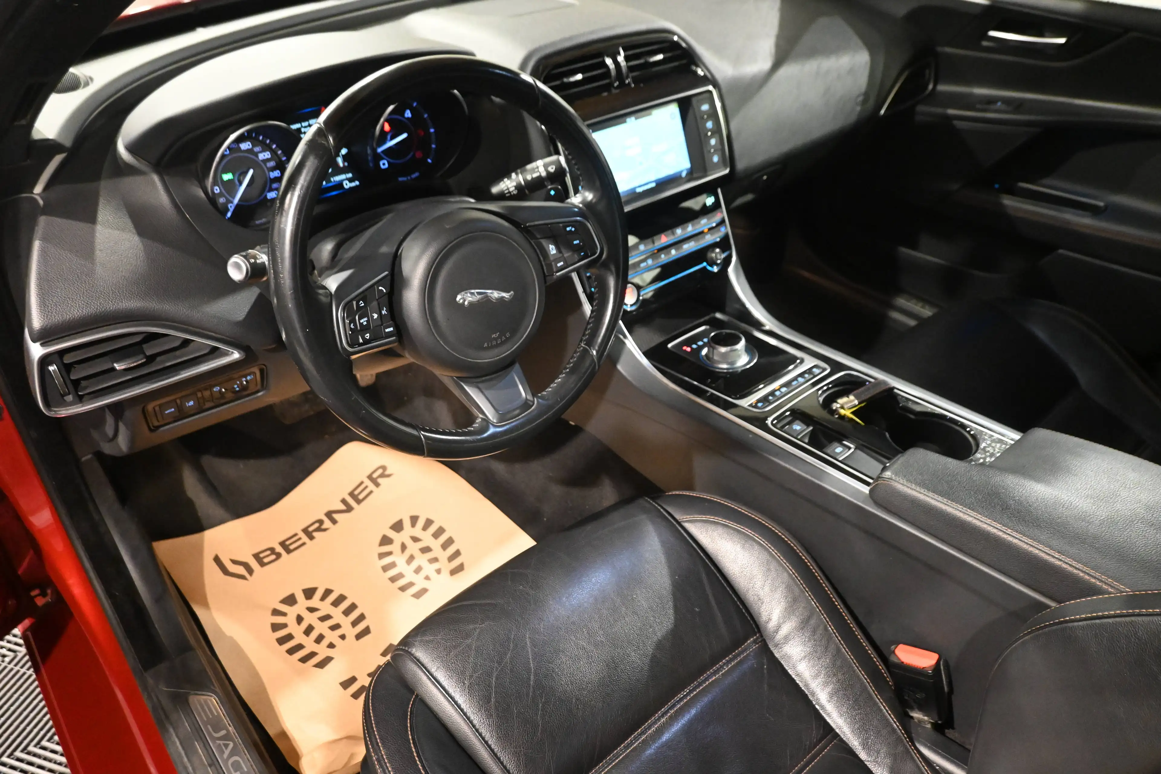Jaguar XE XE 2.0 D EURO 6b / AUTO / CAMERA / LEDS / GPS NAVIGATION / CARNET JAGUAR !! — photo 12