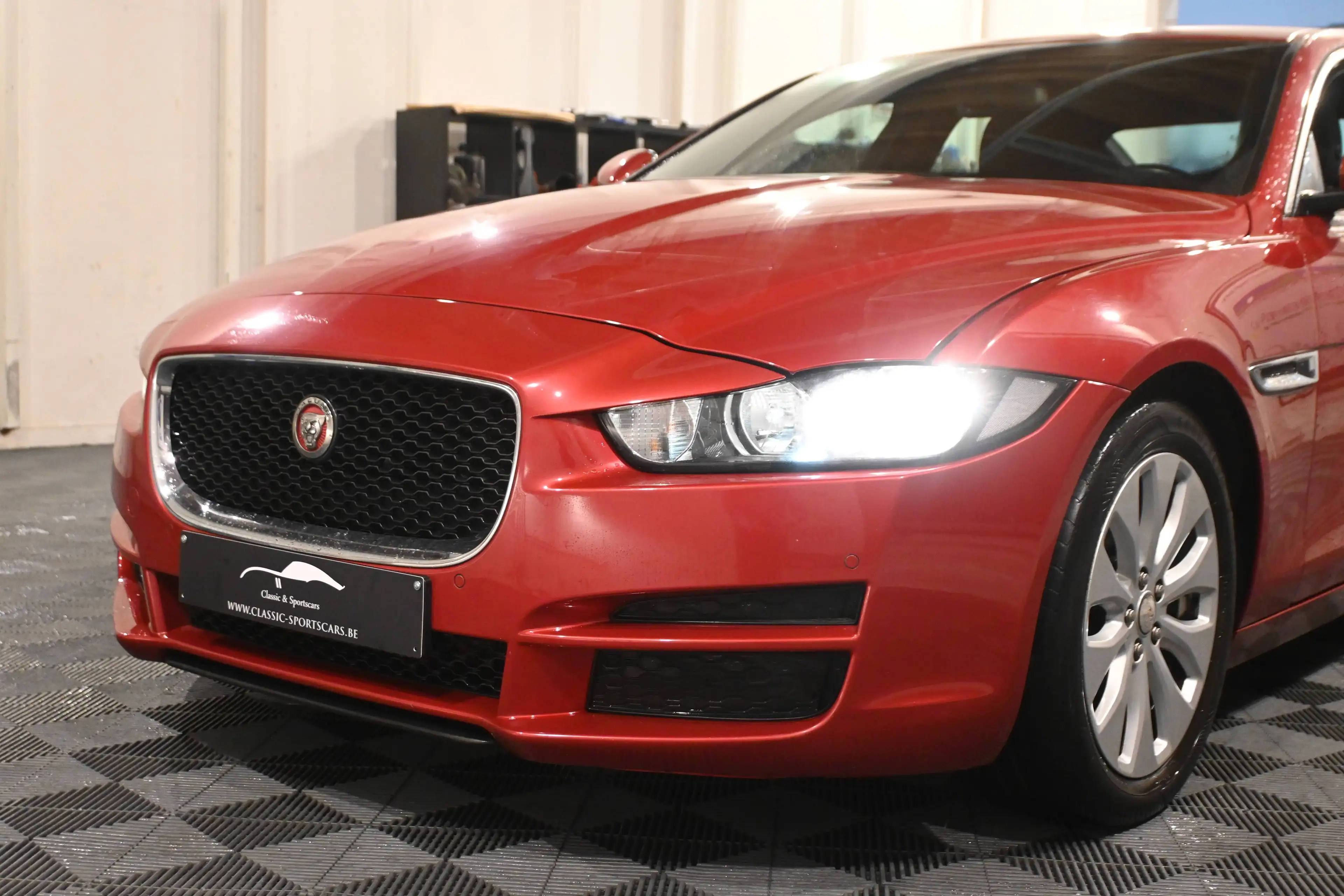Jaguar XE XE 2.0 D EURO 6b / AUTO / CAMERA / LEDS / GPS NAVIGATION / CARNET JAGUAR !! — photo 5
