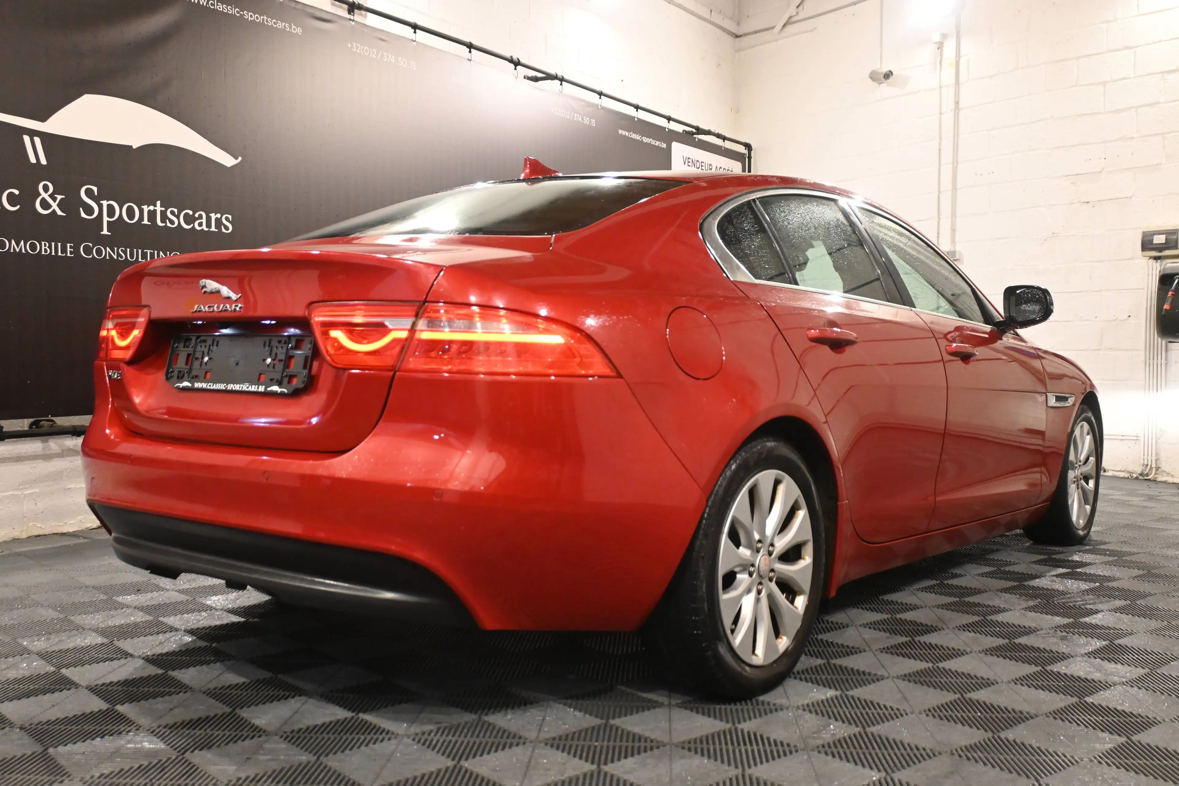 Jaguar XE XE 2.0 D EURO 6b / AUTO / CAMERA / LEDS / GPS NAVIGATION / CARNET JAGUAR !! — photo 6