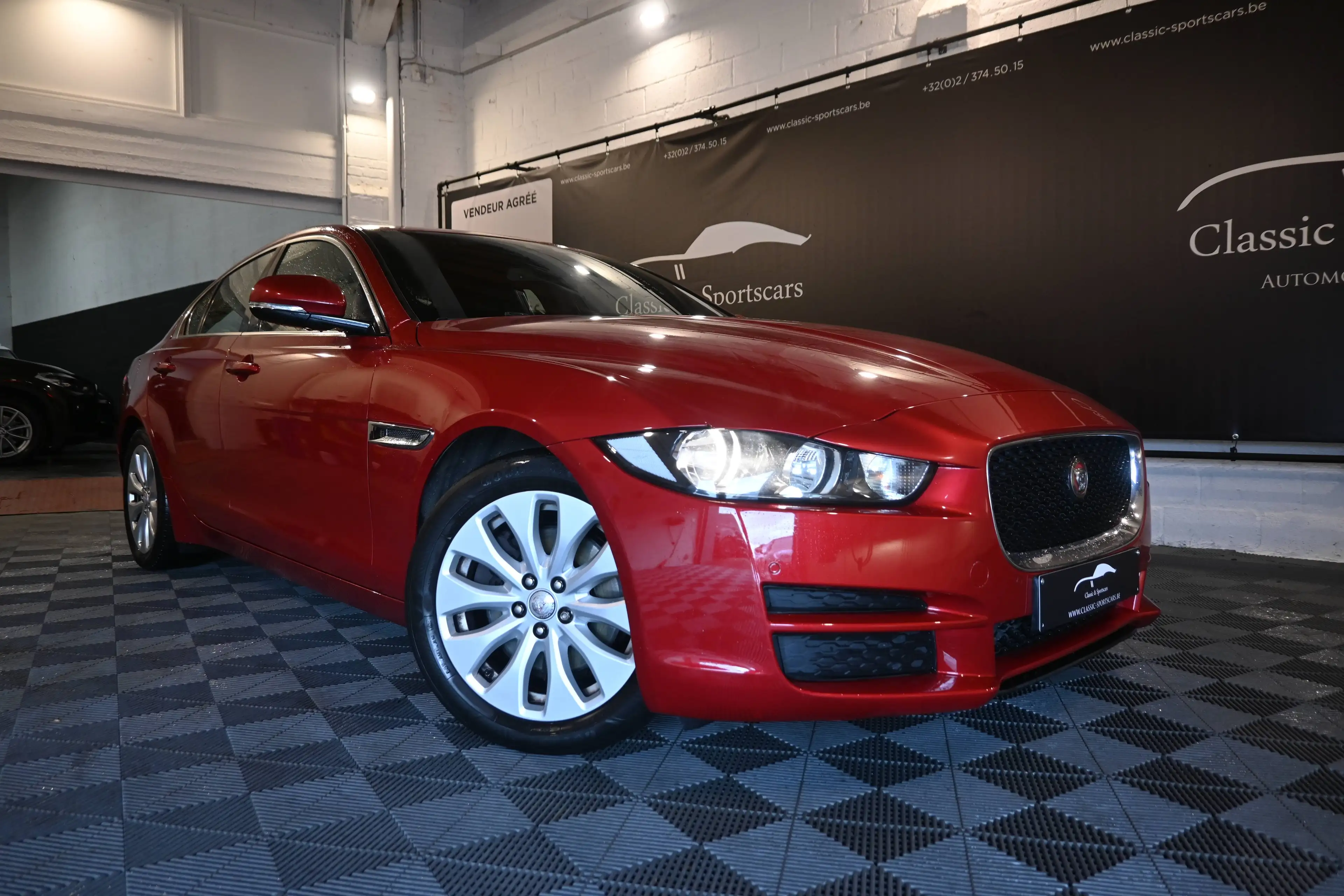 Jaguar XE XE 2.0 D EURO 6b / AUTO / CAMERA / LEDS / GPS NAVIGATION / CARNET JAGUAR !! — photo 2