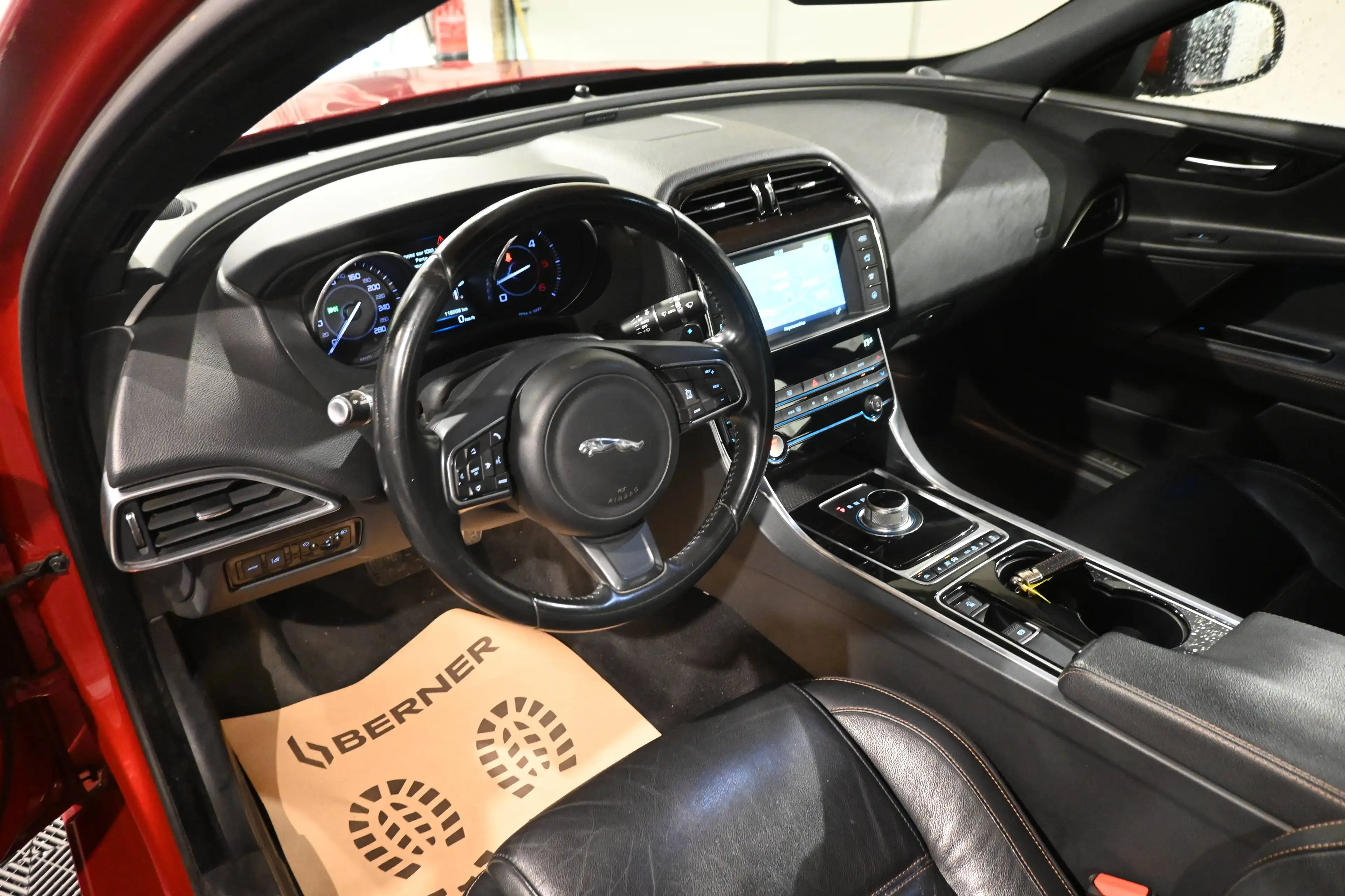 Jaguar XE XE 2.0 D EURO 6b / AUTO / CAMERA / LEDS / GPS NAVIGATION / CARNET JAGUAR !! — photo 13