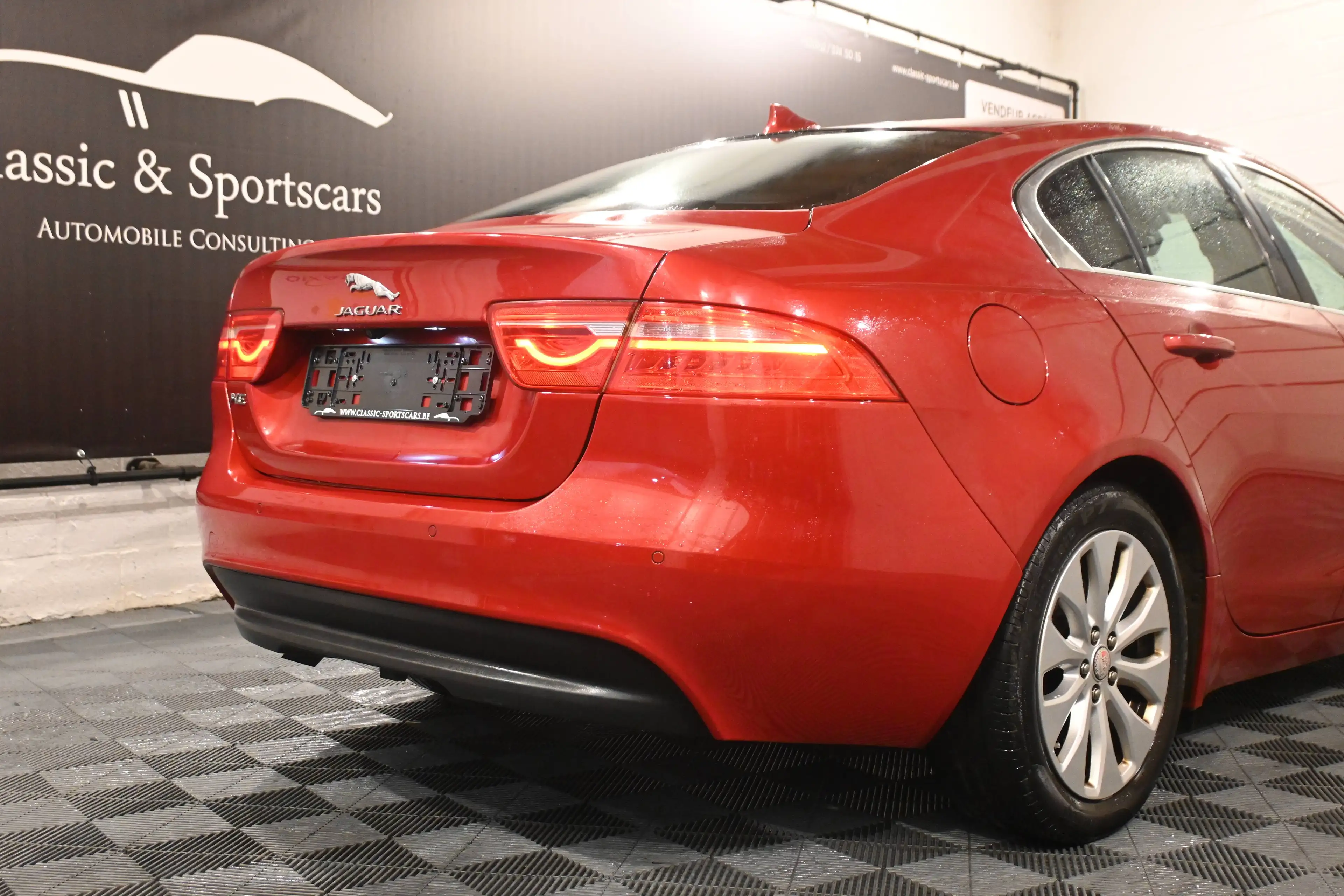 Jaguar XE XE 2.0 D EURO 6b / AUTO / CAMERA / LEDS / GPS NAVIGATION / CARNET JAGUAR !! — photo 7