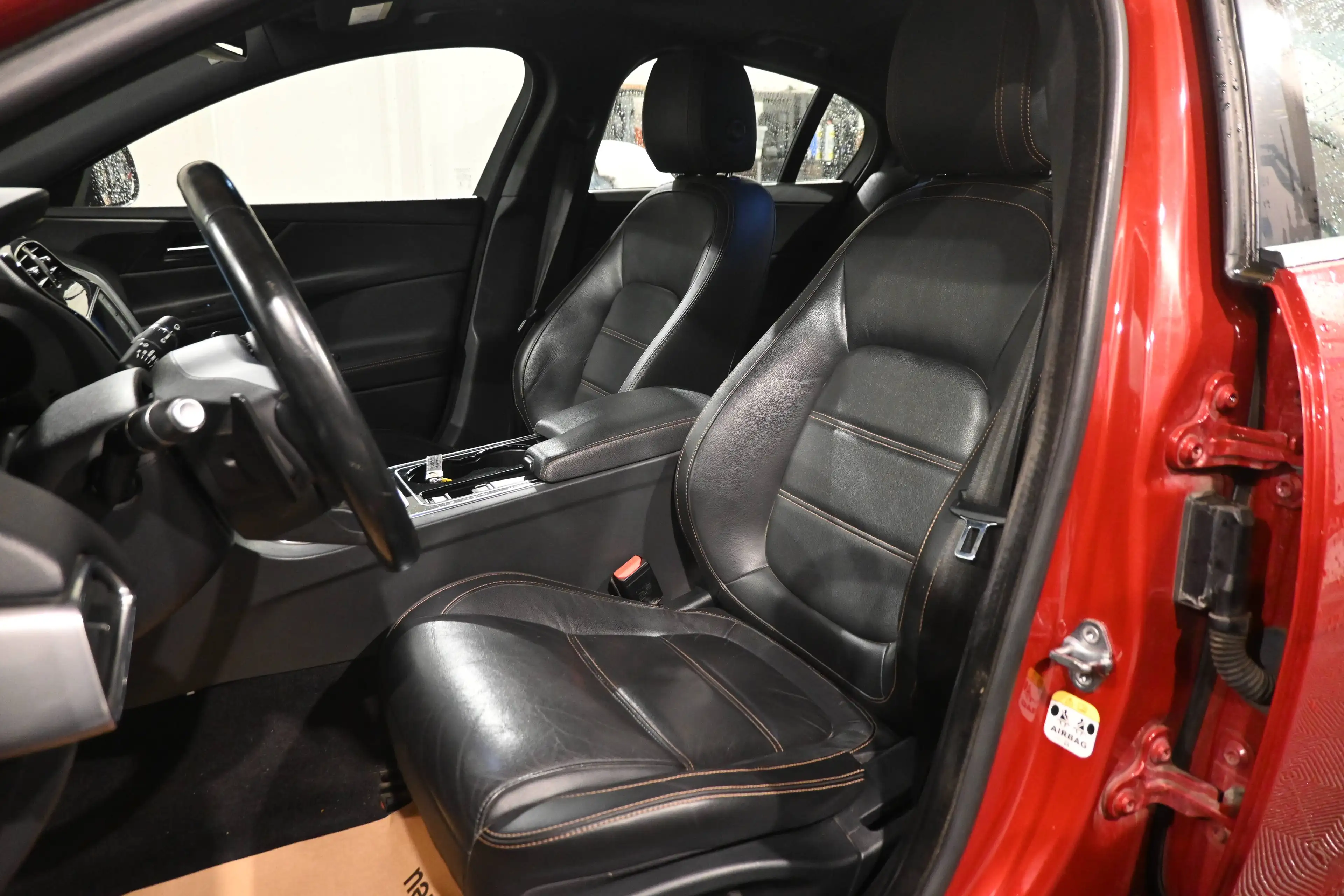 Jaguar XE XE 2.0 D EURO 6b / AUTO / CAMERA / LEDS / GPS NAVIGATION / CARNET JAGUAR !! — photo 11