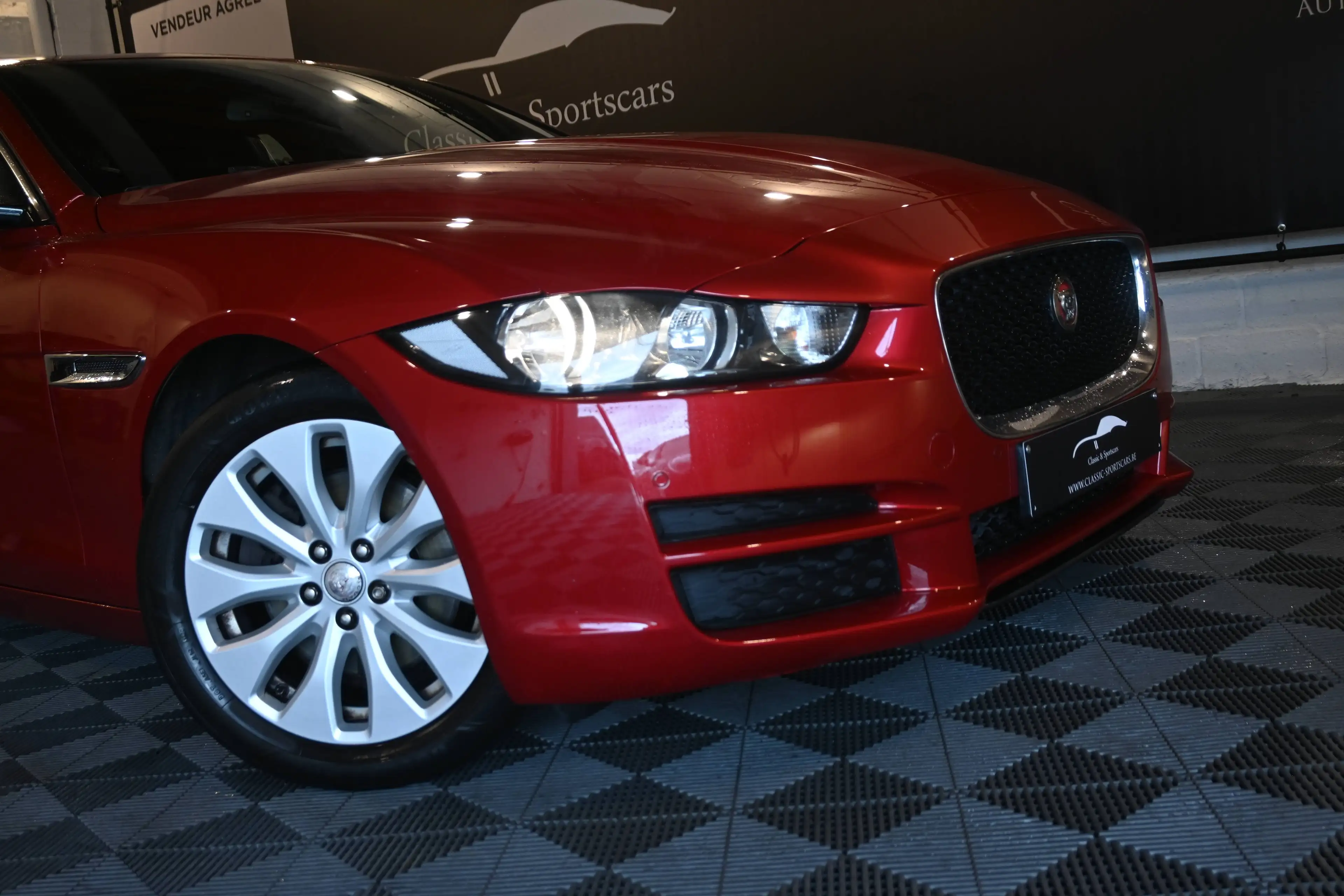 Jaguar XE XE 2.0 D EURO 6b / AUTO / CAMERA / LEDS / GPS NAVIGATION / CARNET JAGUAR !! — photo 3