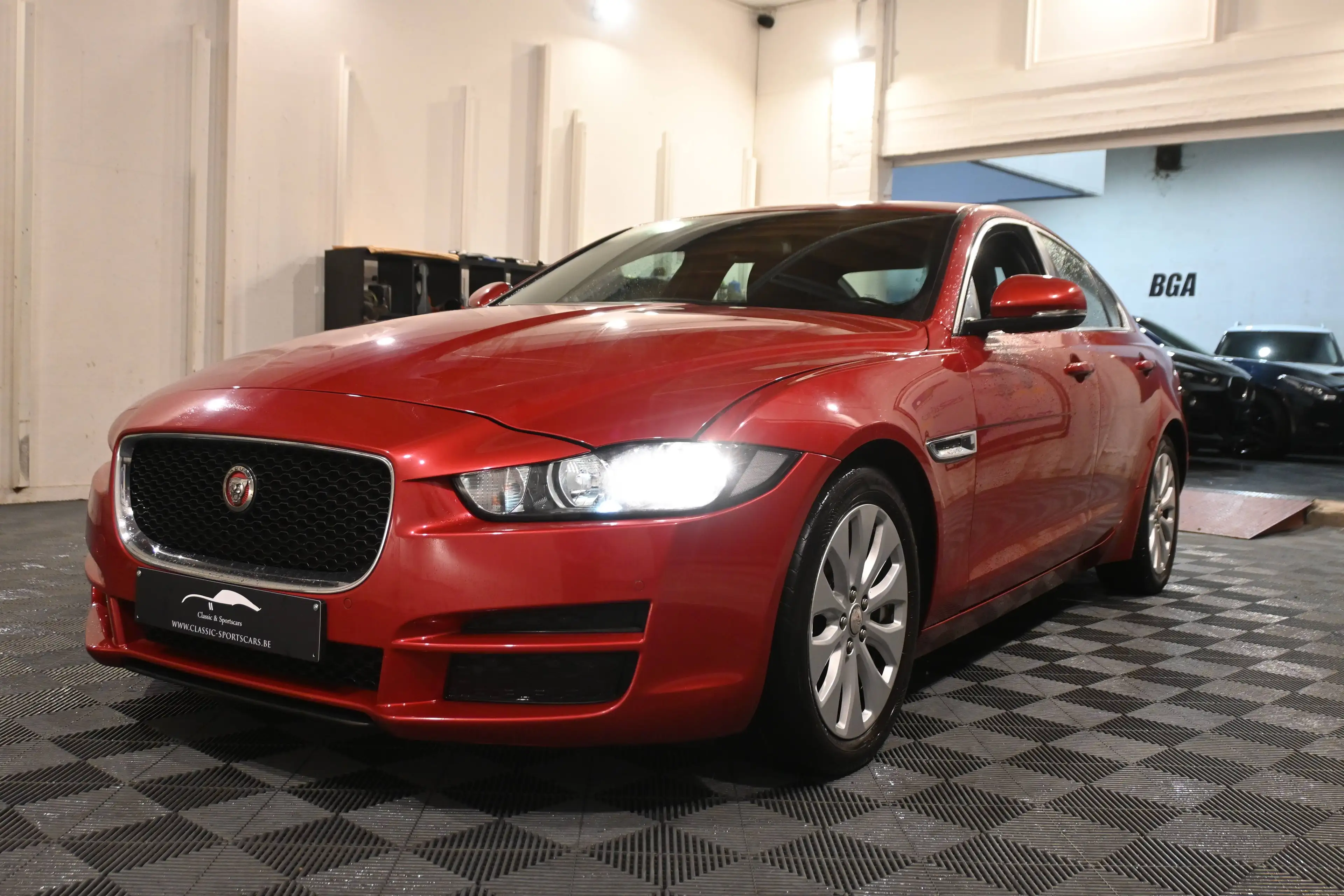 Jaguar XE XE 2.0 D EURO 6b / AUTO / CAMERA / LEDS / GPS NAVIGATION / CARNET JAGUAR !! — photo 4