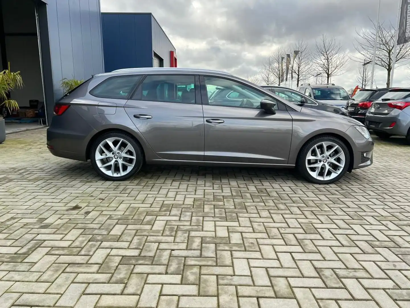 SEAT Leon ST 1.8 TSI FR / 180PK / AUTOMAAT / NAVIGATIE / CRU Gris - 2