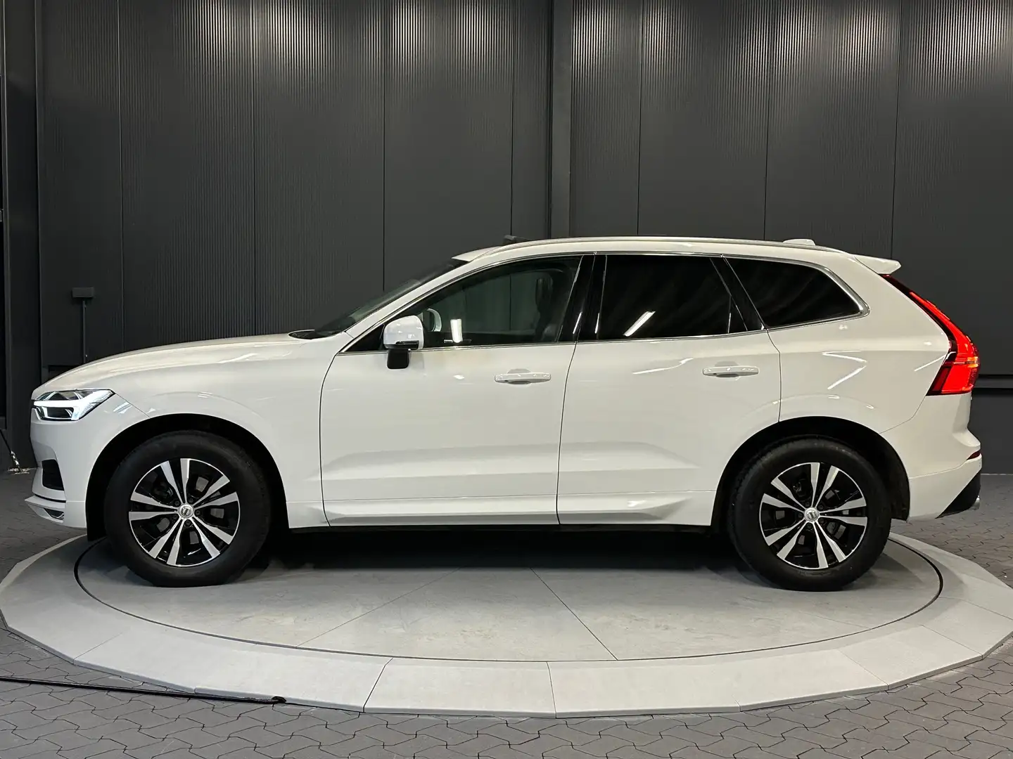 Volvo XC60 Momentum Pro*LEDER*KAMERA*GLASDACH*NAVI*Winter-Pak Bílá - 2