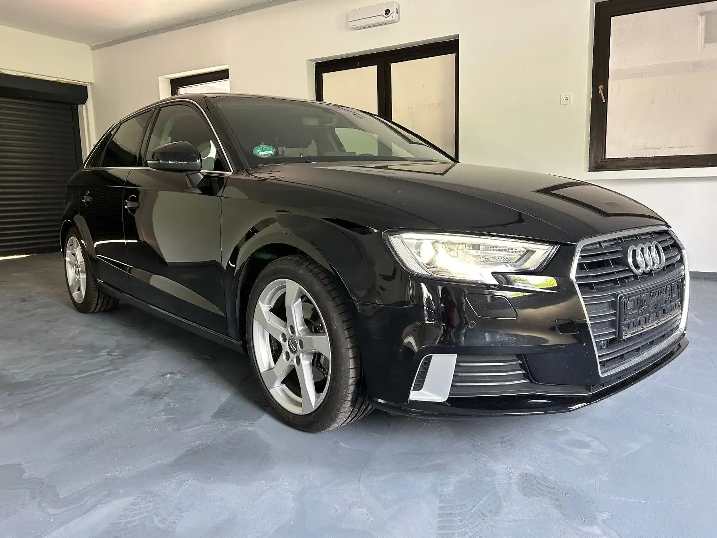 Audi A3 Sportback Automatik 2,0TDI S-Tronic Zwart - 1