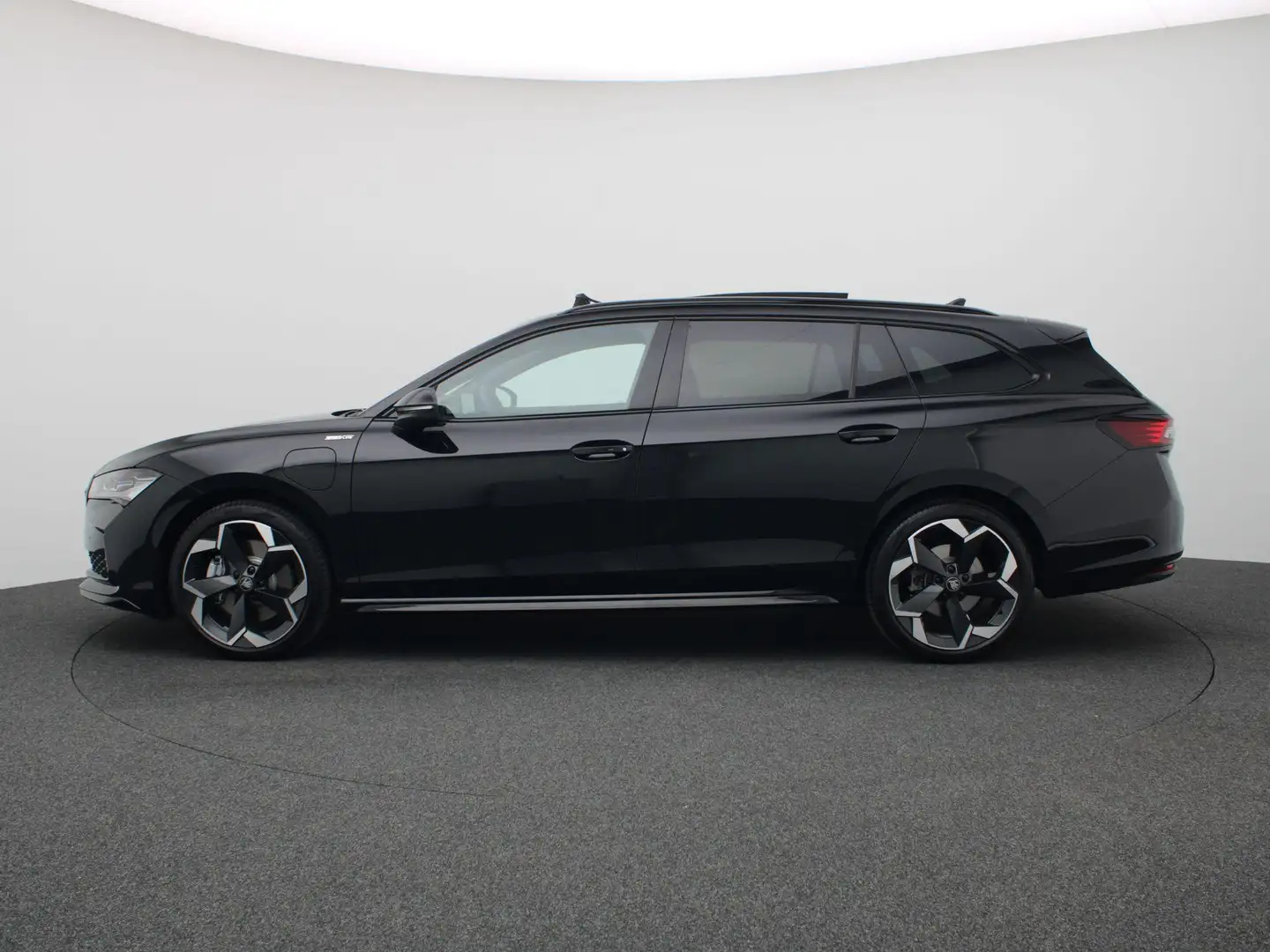 Skoda Superb Combi 1.5 TSI PHEV Sportline Business Pano-Schuifd Zwart - 2