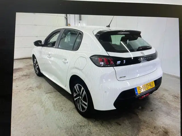 Peugeot 208 view 2