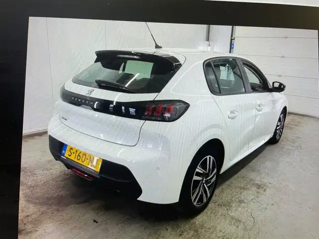 Peugeot 208 view 3