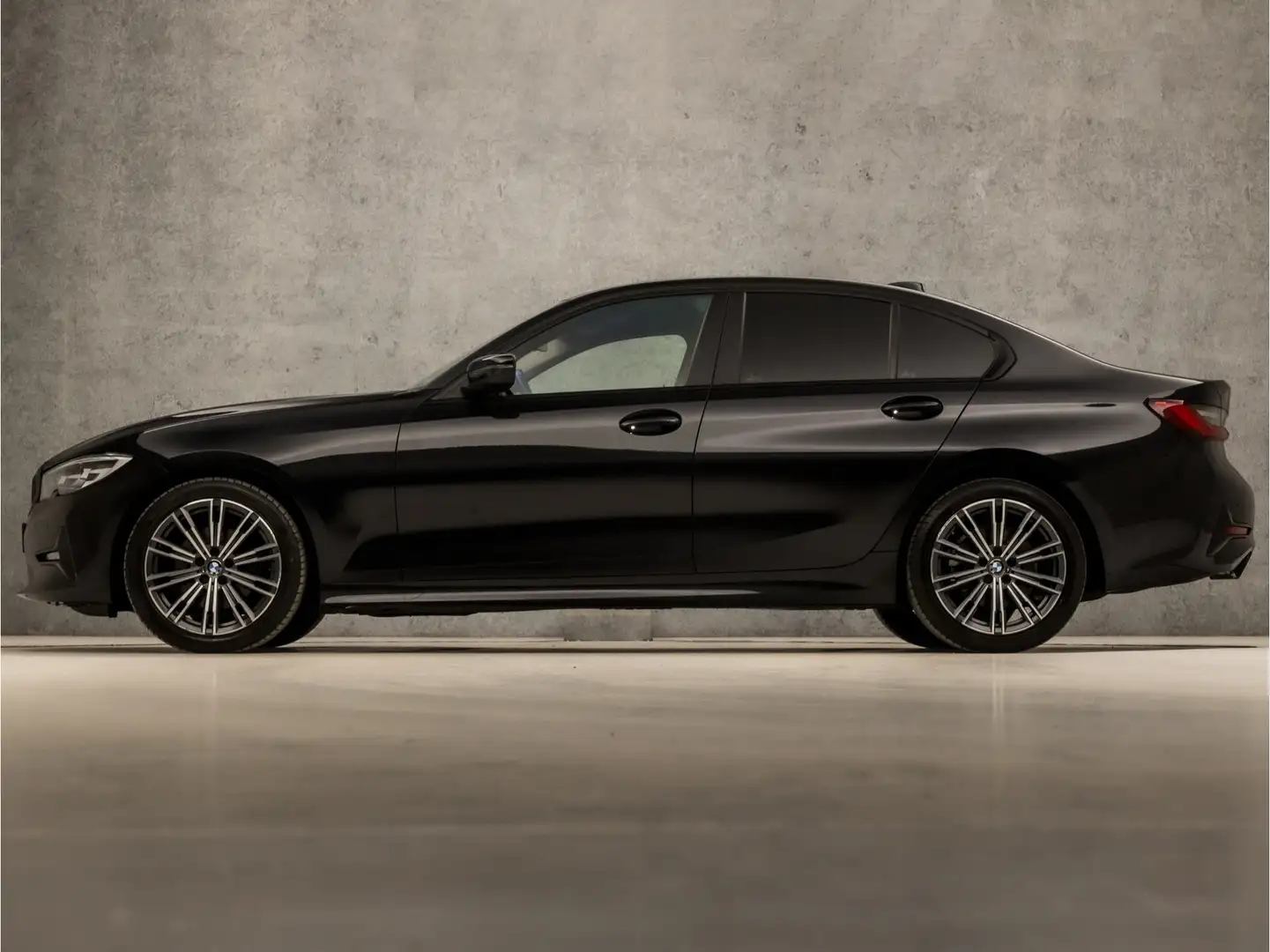 BMW 320 3-serie 320d High Executive 191Pk Automaat (APPLE Zwart - 2