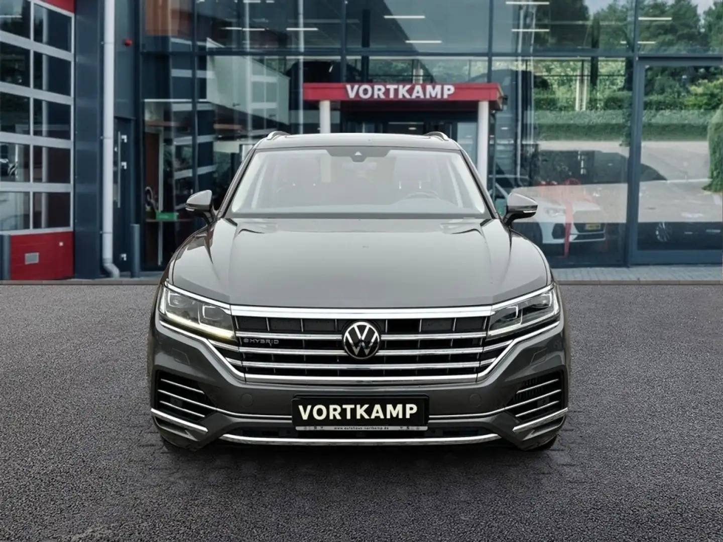 Volkswagen Touareg 3.0 TSI ELEGANCE 4MOTION EHYBRID LUCHTVERING/PANO- Grijs - 2