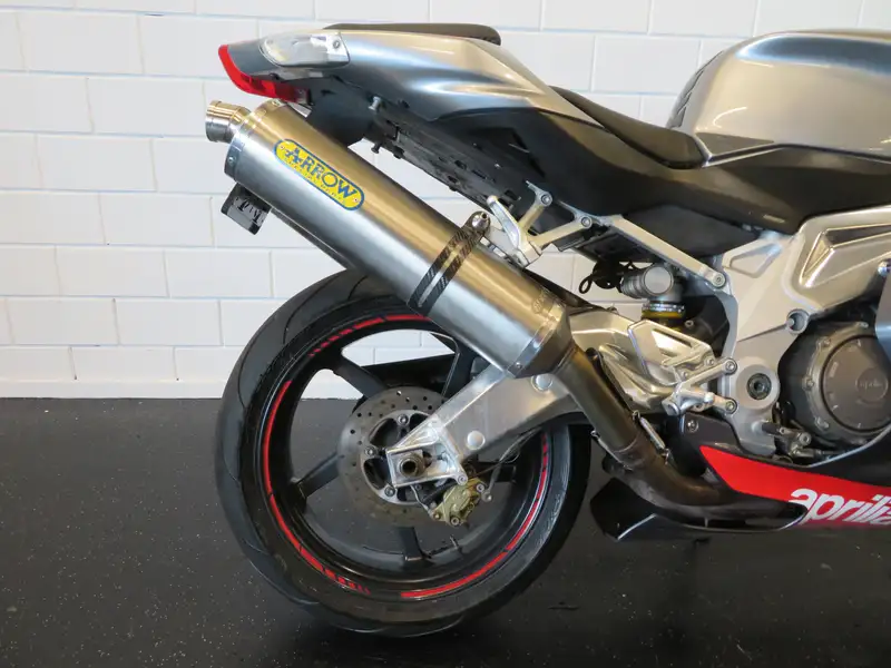 Aprilia RSV 1000 R - foto 8