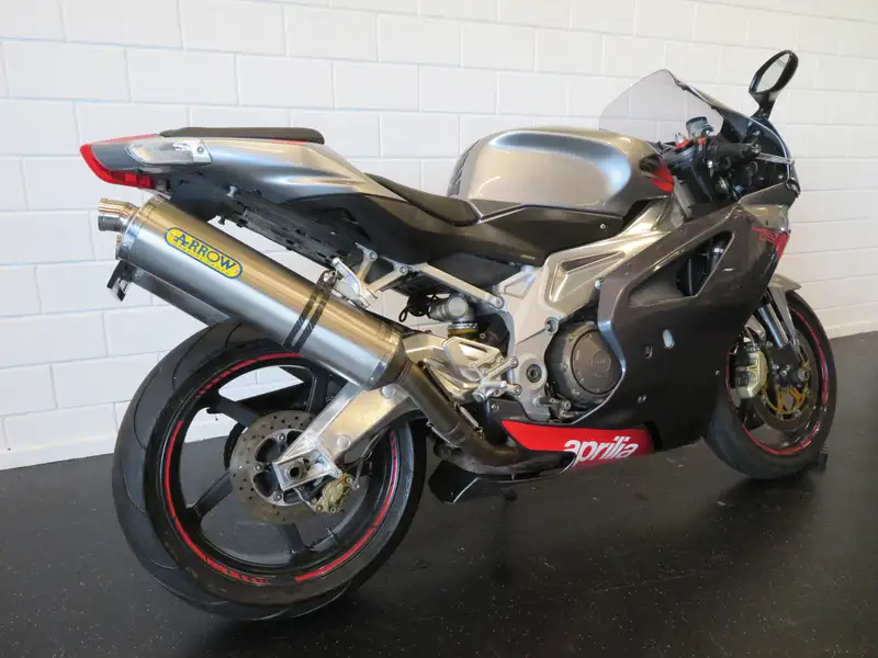 Aprilia RSV 1000 R - foto 3